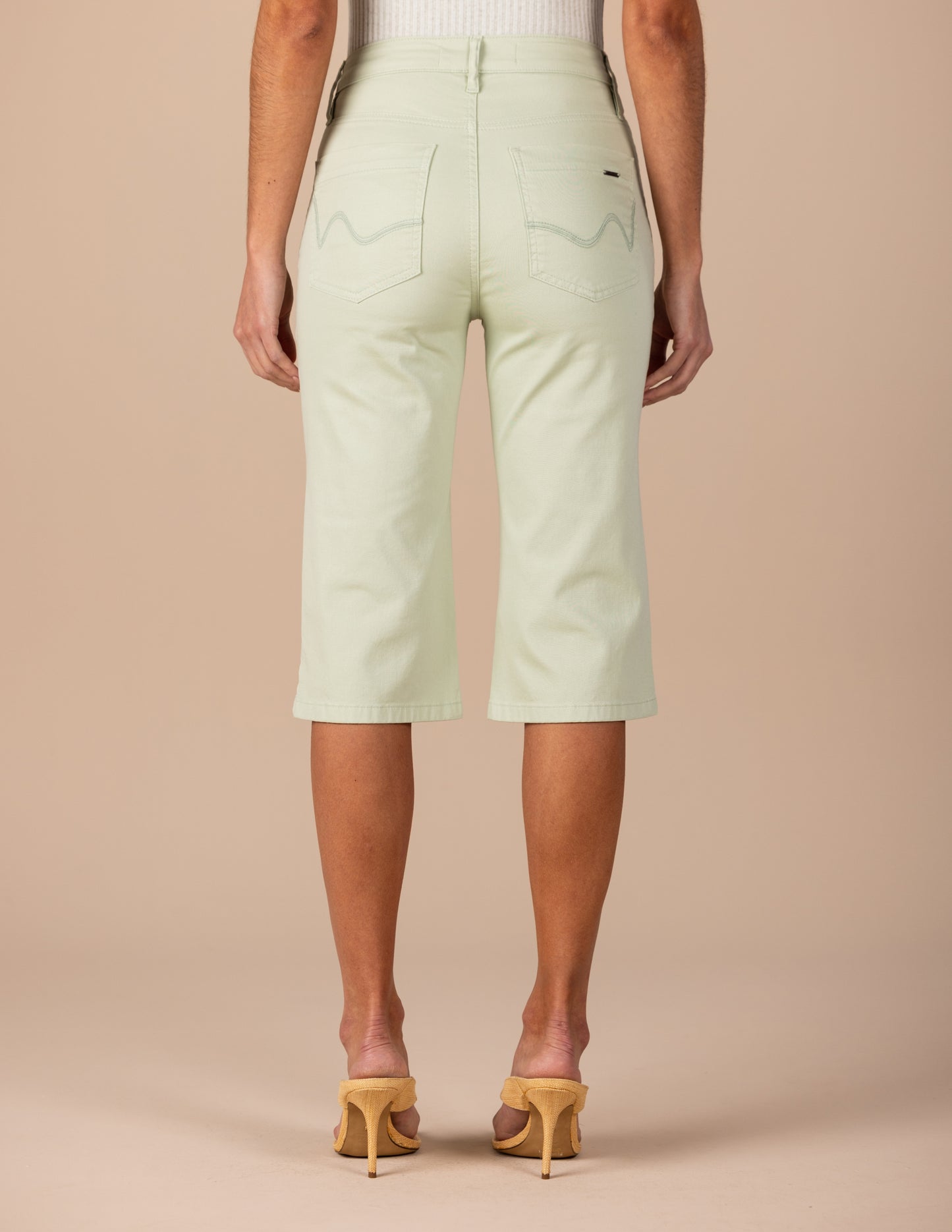 calça sarja color corsário cintura intermediária com recorte