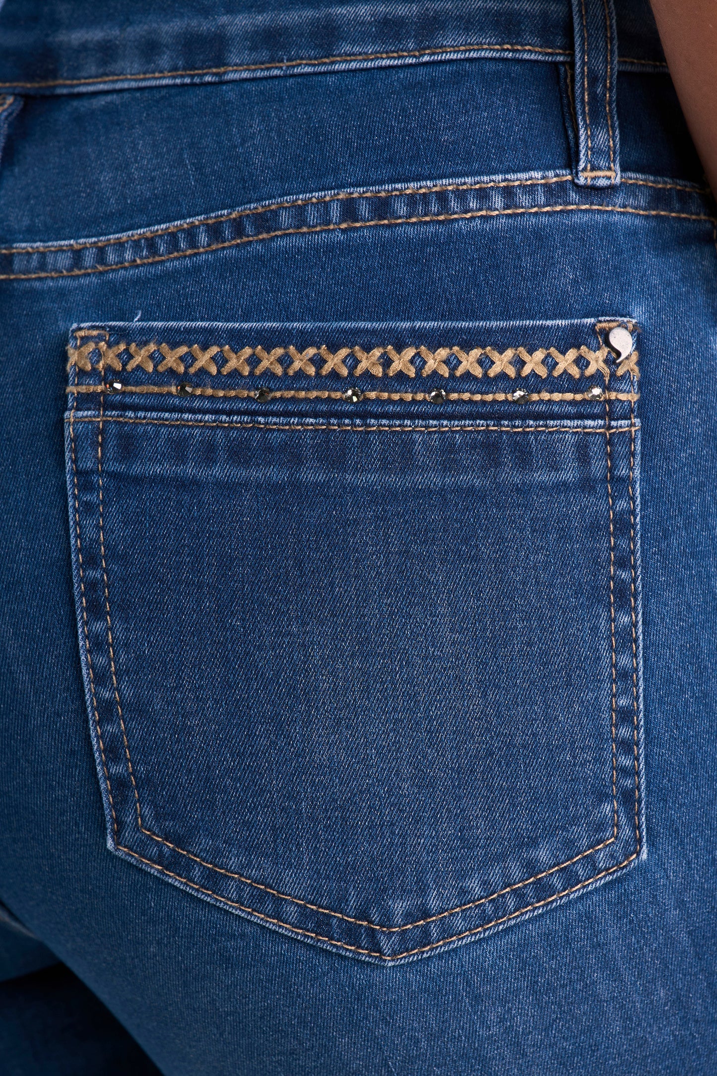 Calça Jeans Corsário Cintura Intermediária com Bordado e Cristais