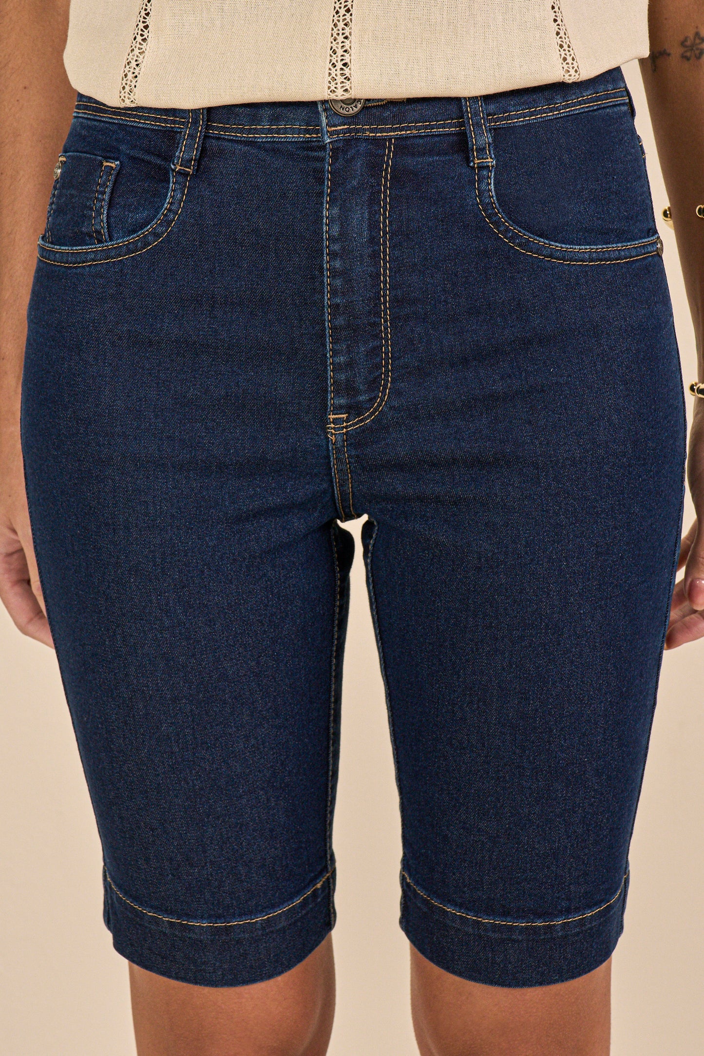 bermuda jeans ciclista cintura intermediária com bordado