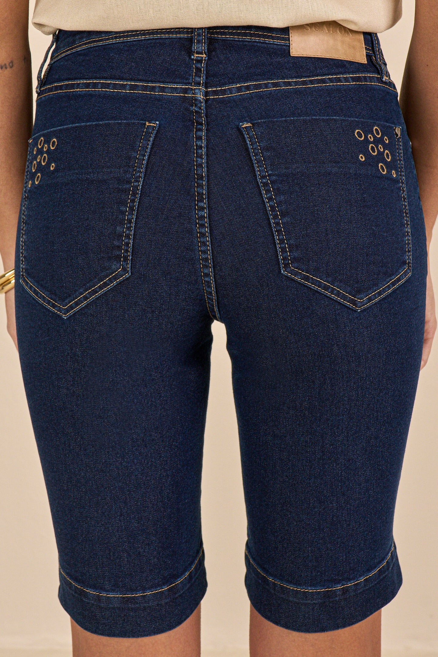 bermuda jeans ciclista cintura intermediária com bordado