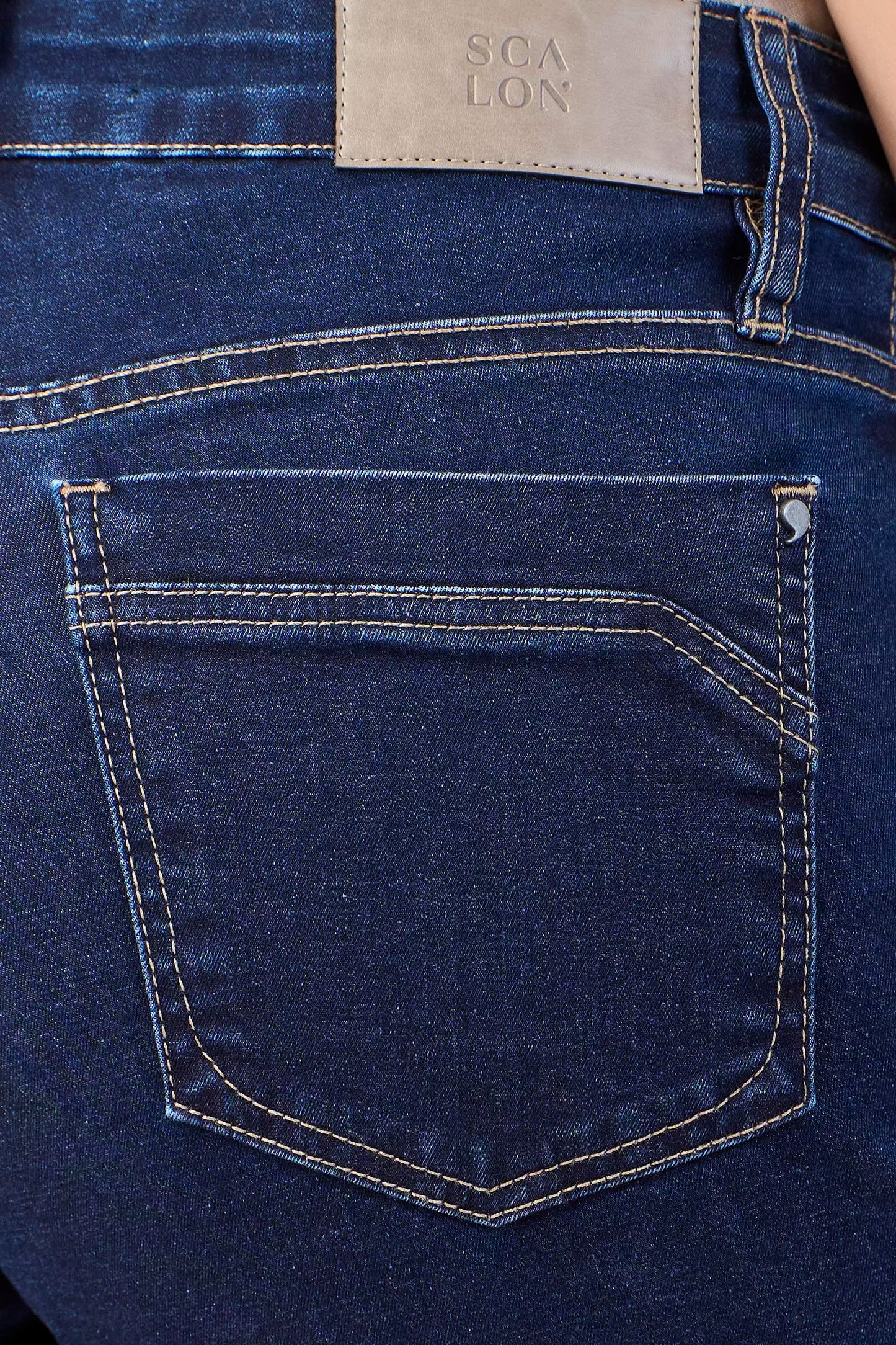 bermuda jeans ciclista cintura intermediária com recortes