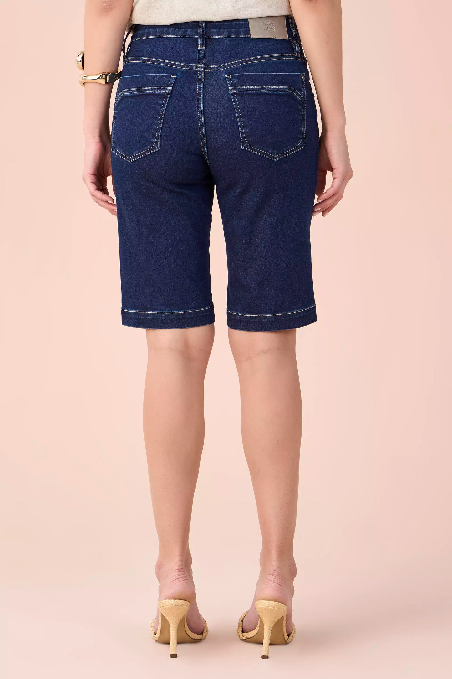 bermuda jeans ciclista cintura intermediária com recortes
