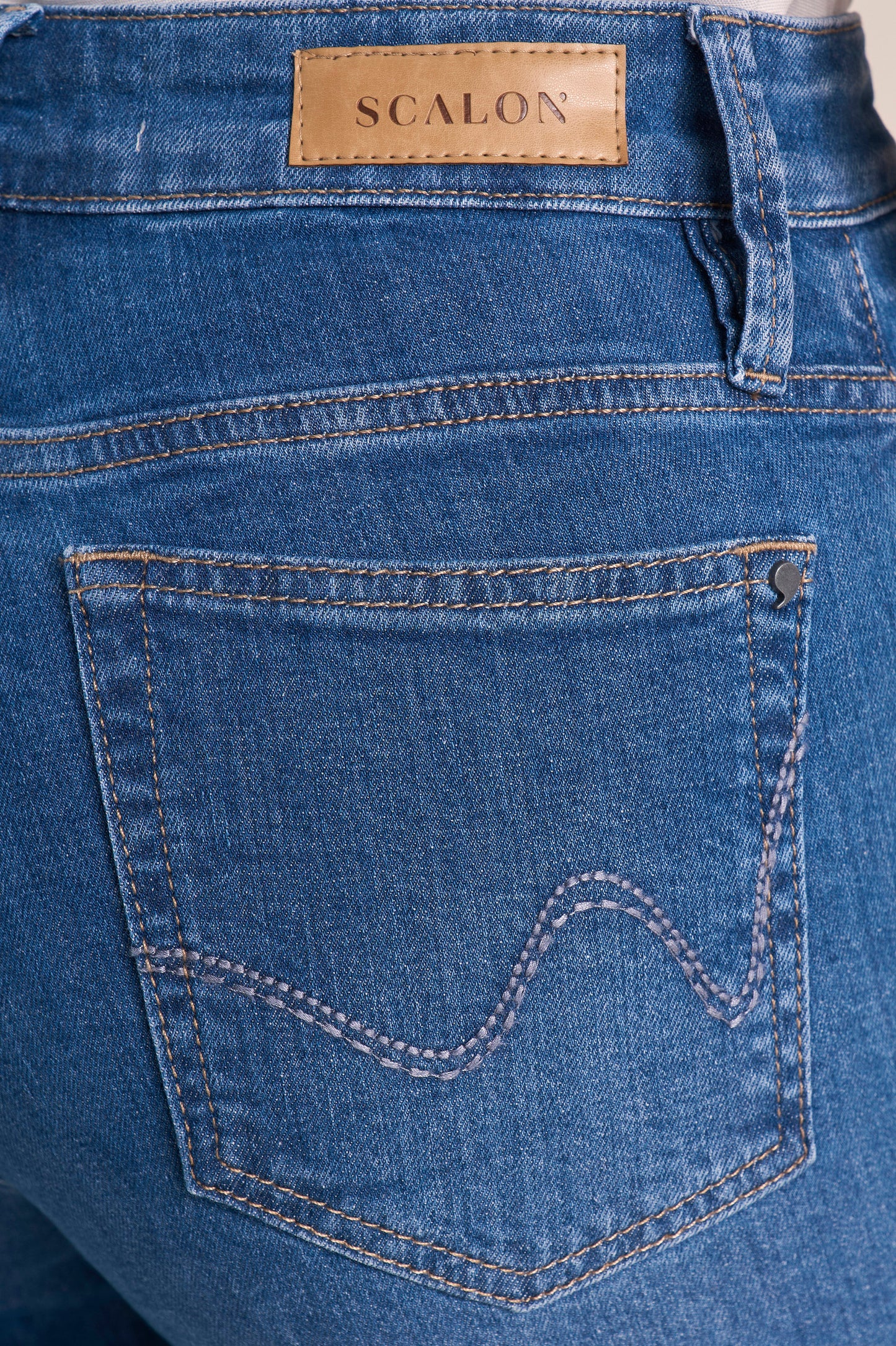 Bermuda Jeans Ciclista Cintura Intermediária com Bordado
