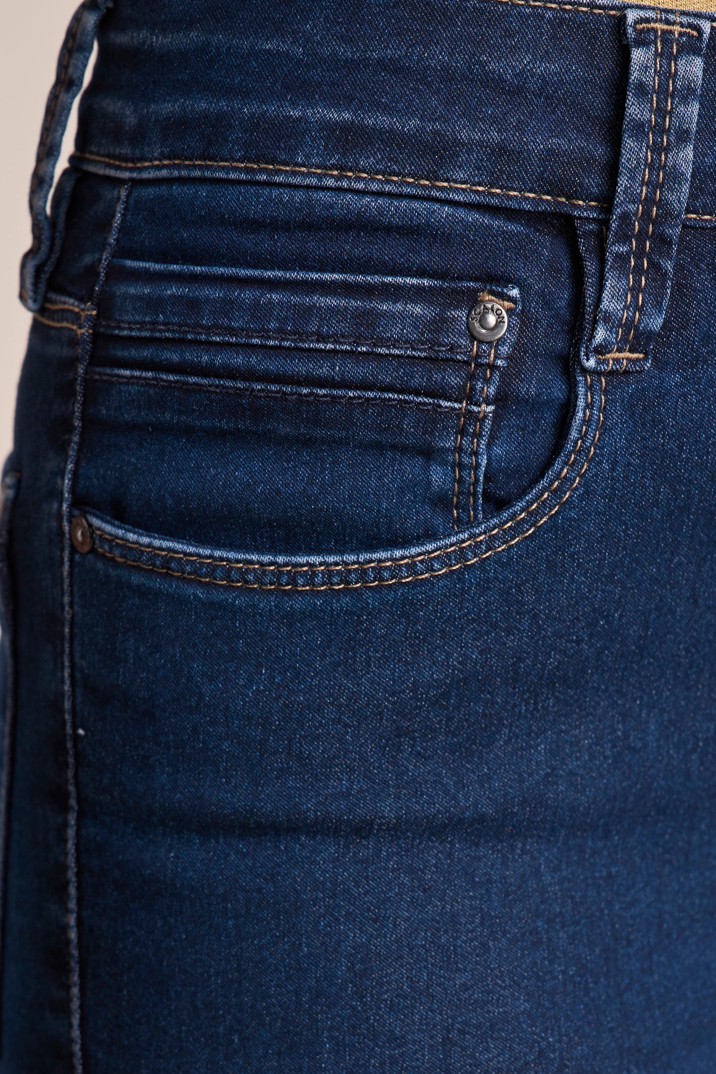 Bermuda Jeans Ciclista Cintura Intermediária com Detalhe nos Bolsos