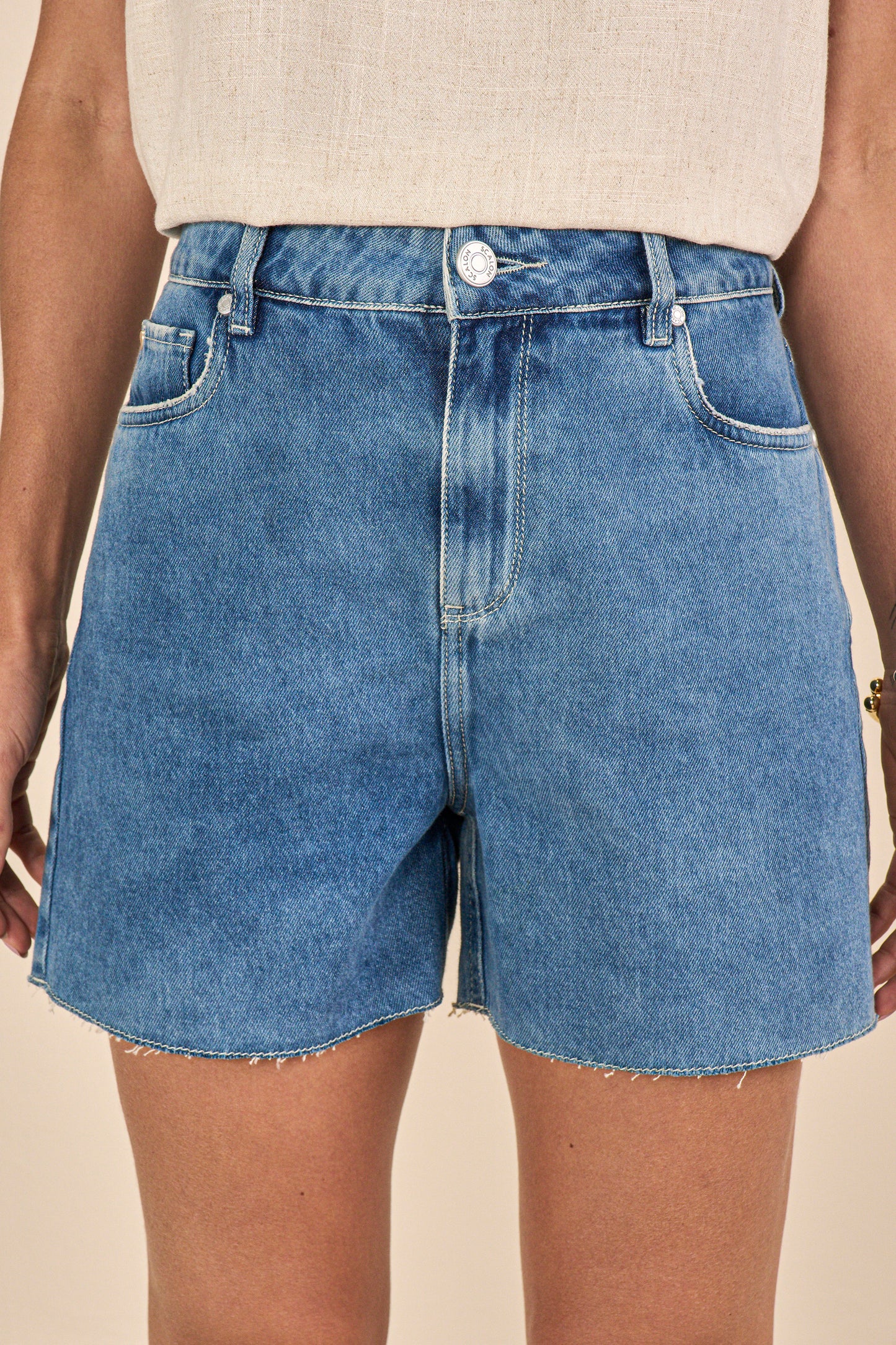 bermuda jeans boyfriend cintura intermediária com puídos