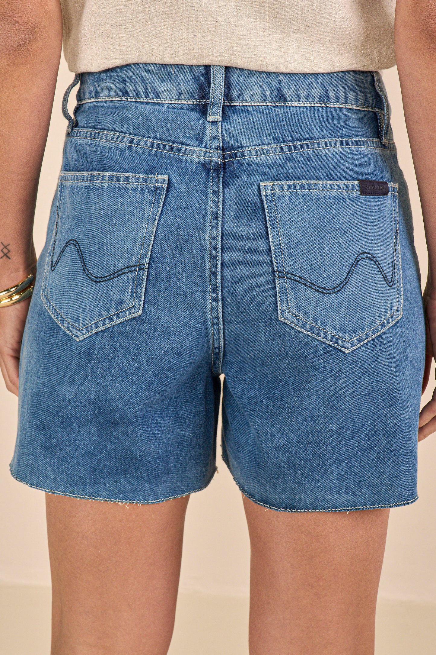 bermuda jeans boyfriend cintura intermediária com puídos