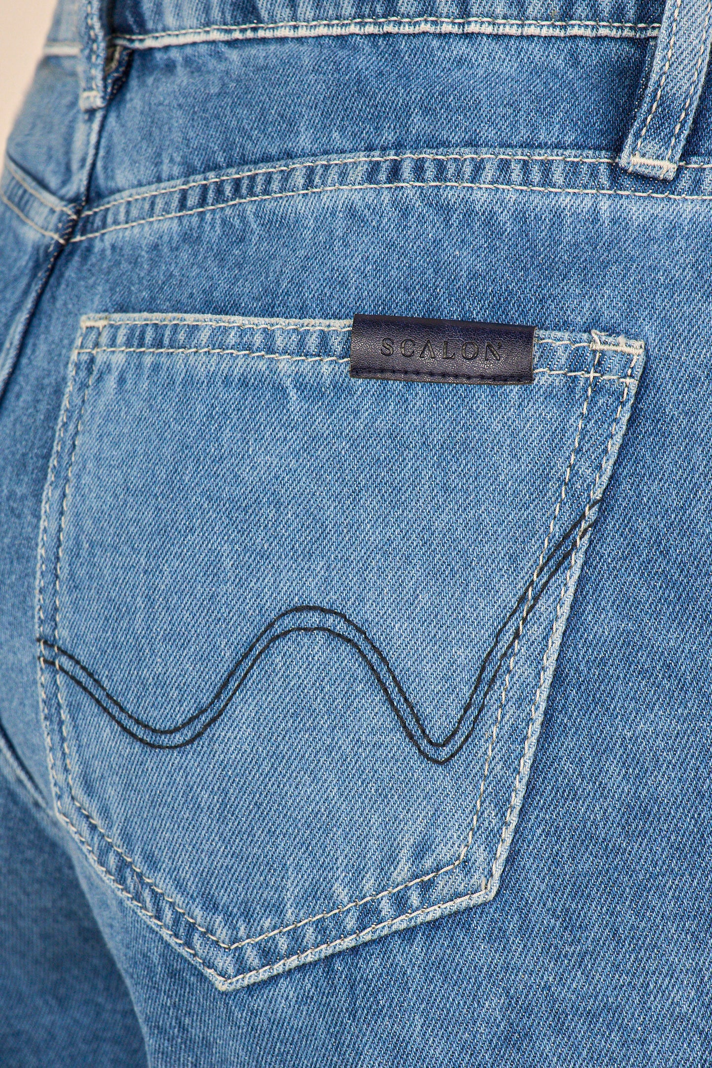 bermuda jeans boyfriend cintura intermediária com puídos