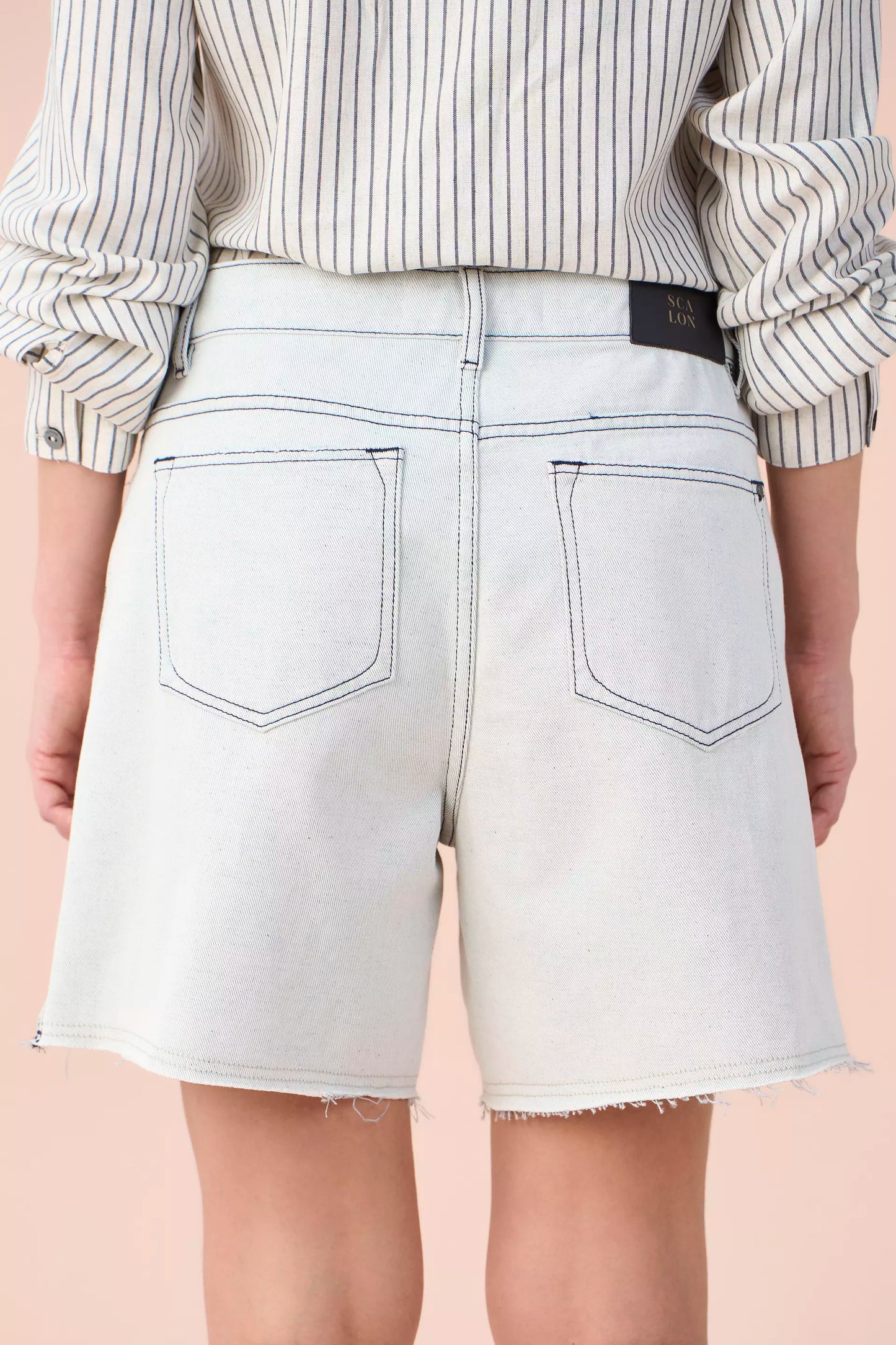 bermuda jeans boyfriend cintura intermediaria com barra assimétrica