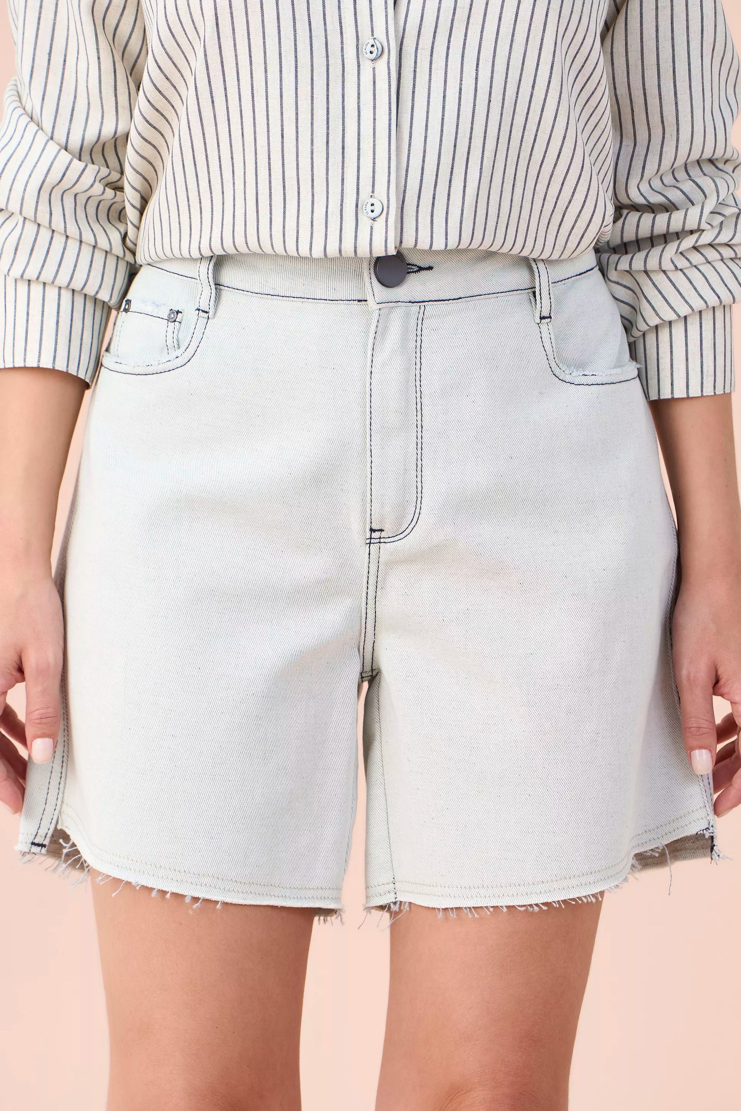 bermuda jeans boyfriend cintura intermediaria com barra assimétrica