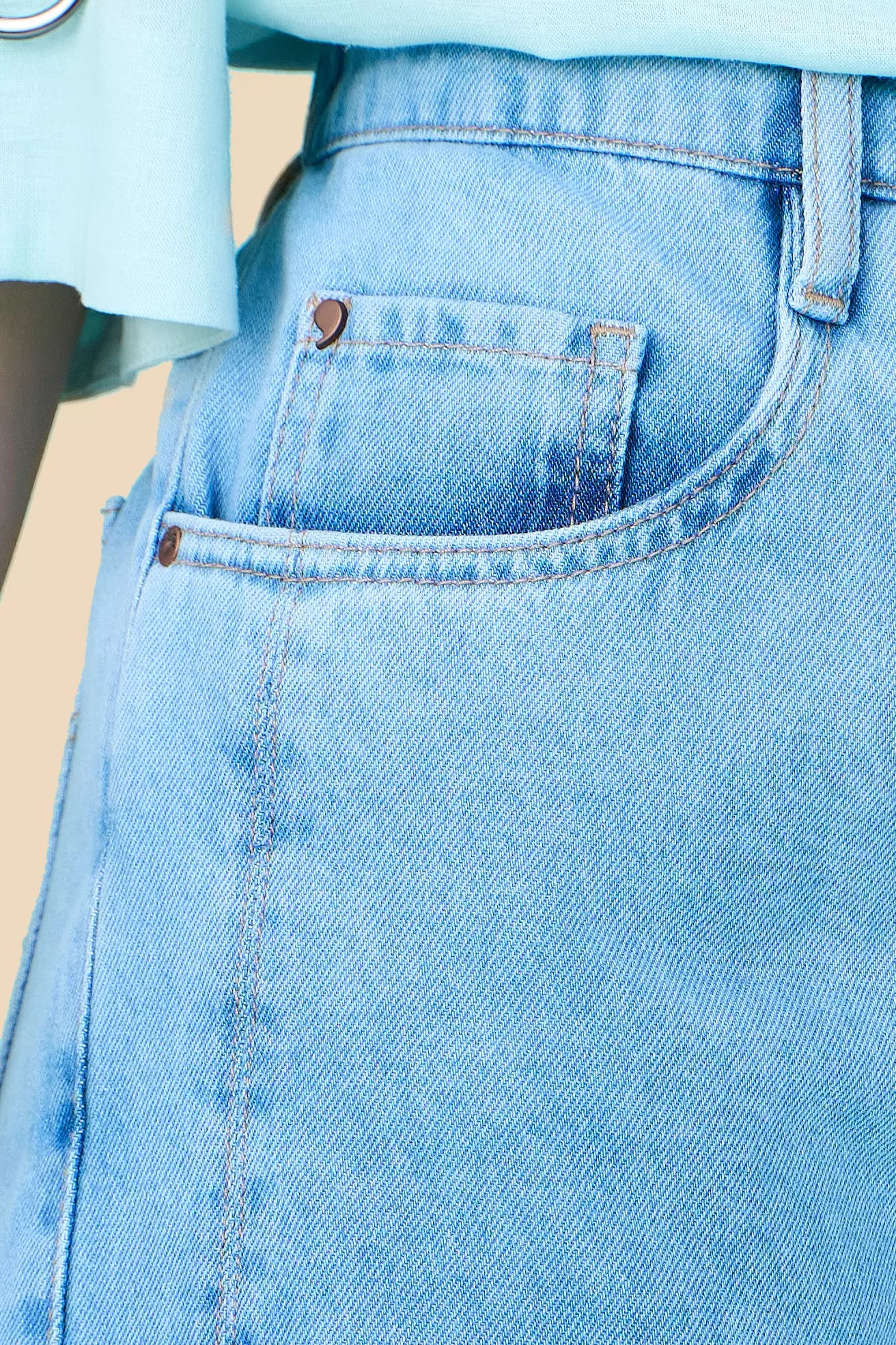bermuda jeans boyfriend cintura intermedíaria com recorte