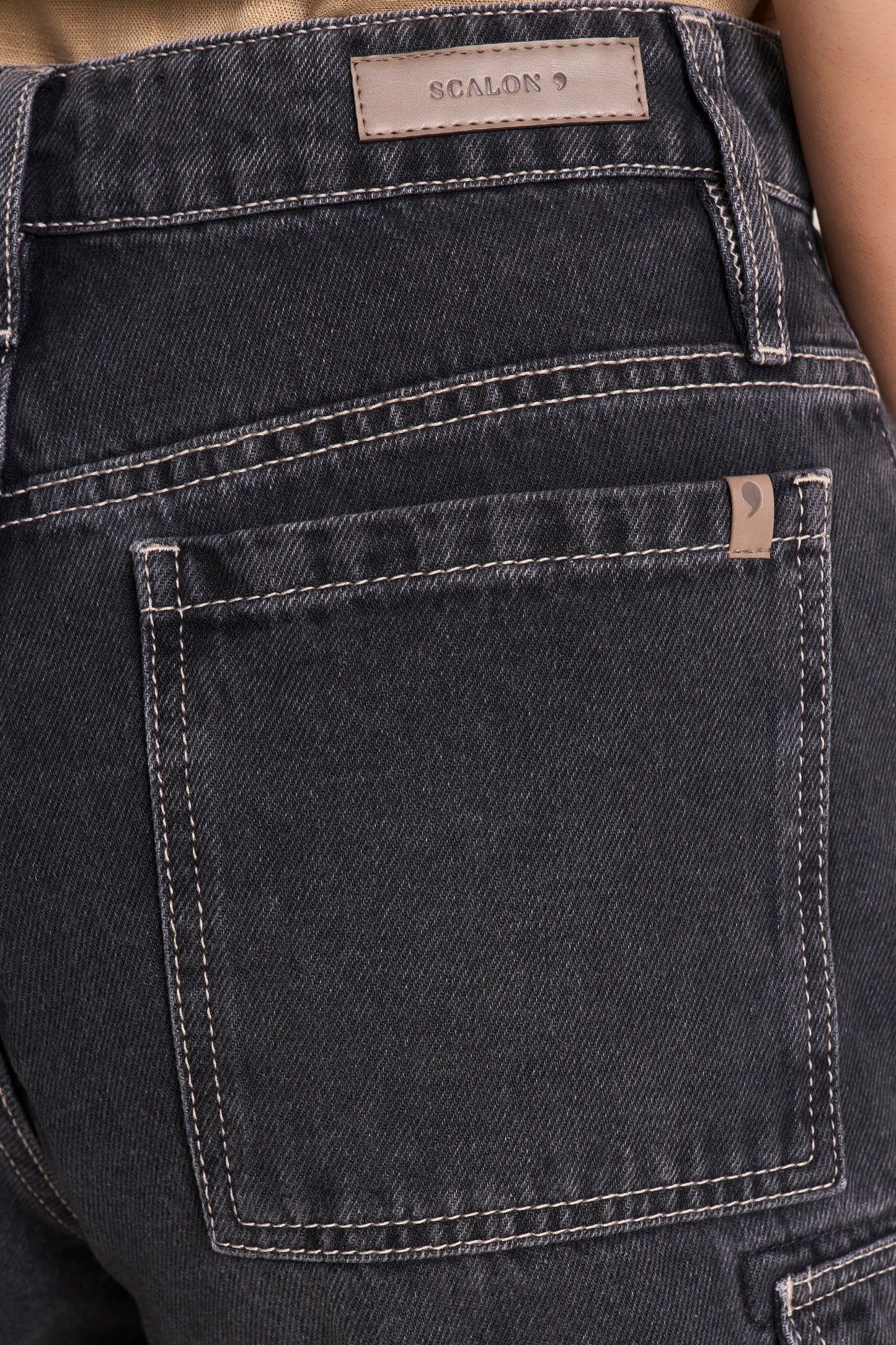 Bermuda Jeans Black Boyfriend Cintura Intermediária com Bolsos Cargo