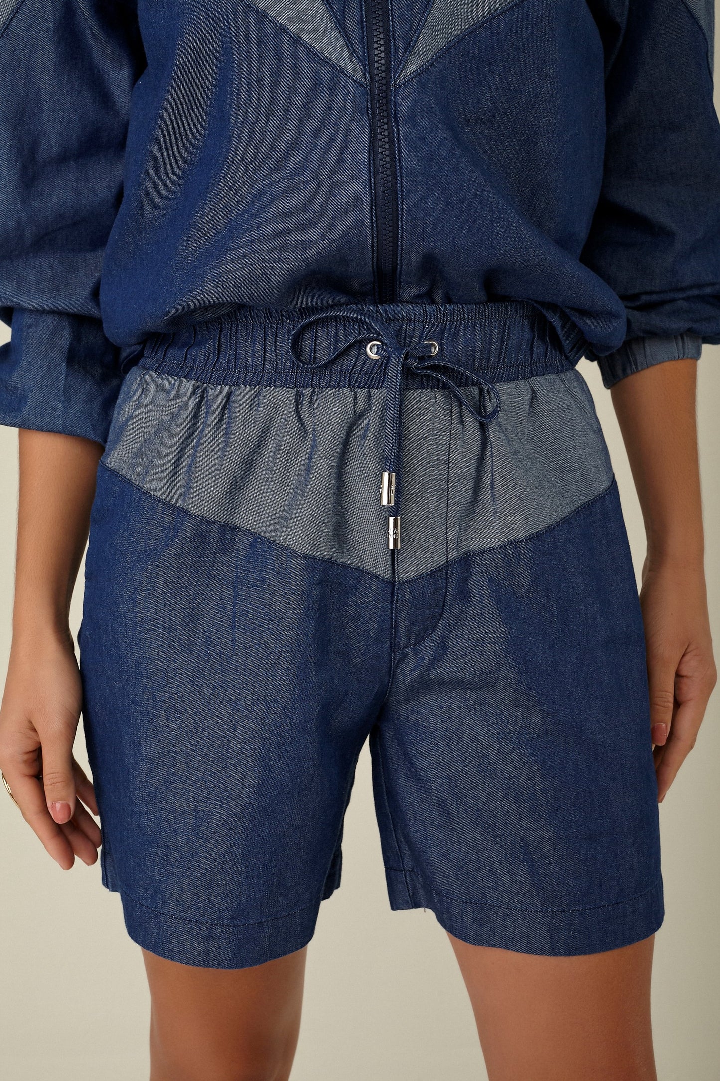 shorts jeans boxer cintura intermediária com recortes no avesso