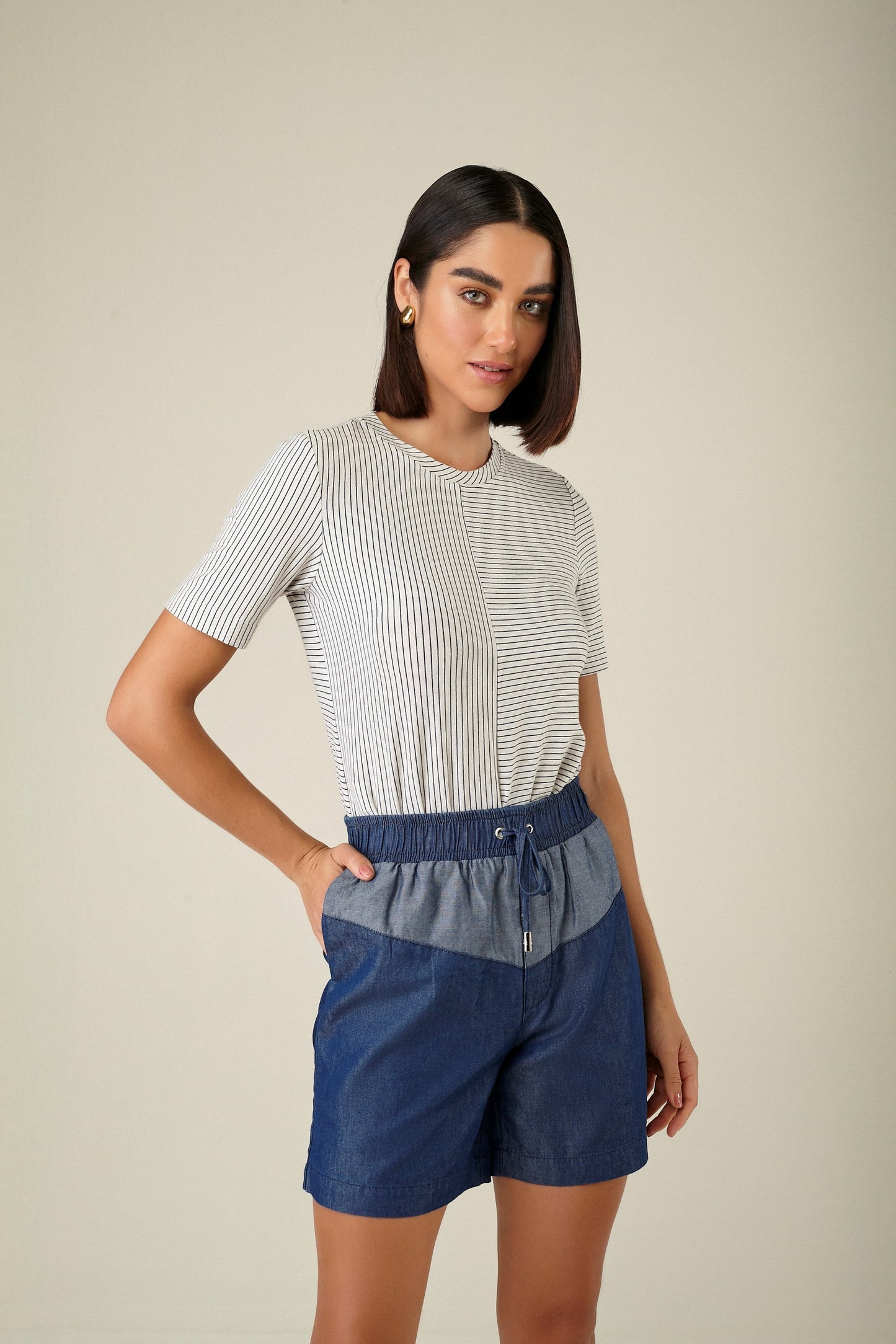 shorts jeans boxer cintura intermediária com recortes no avesso