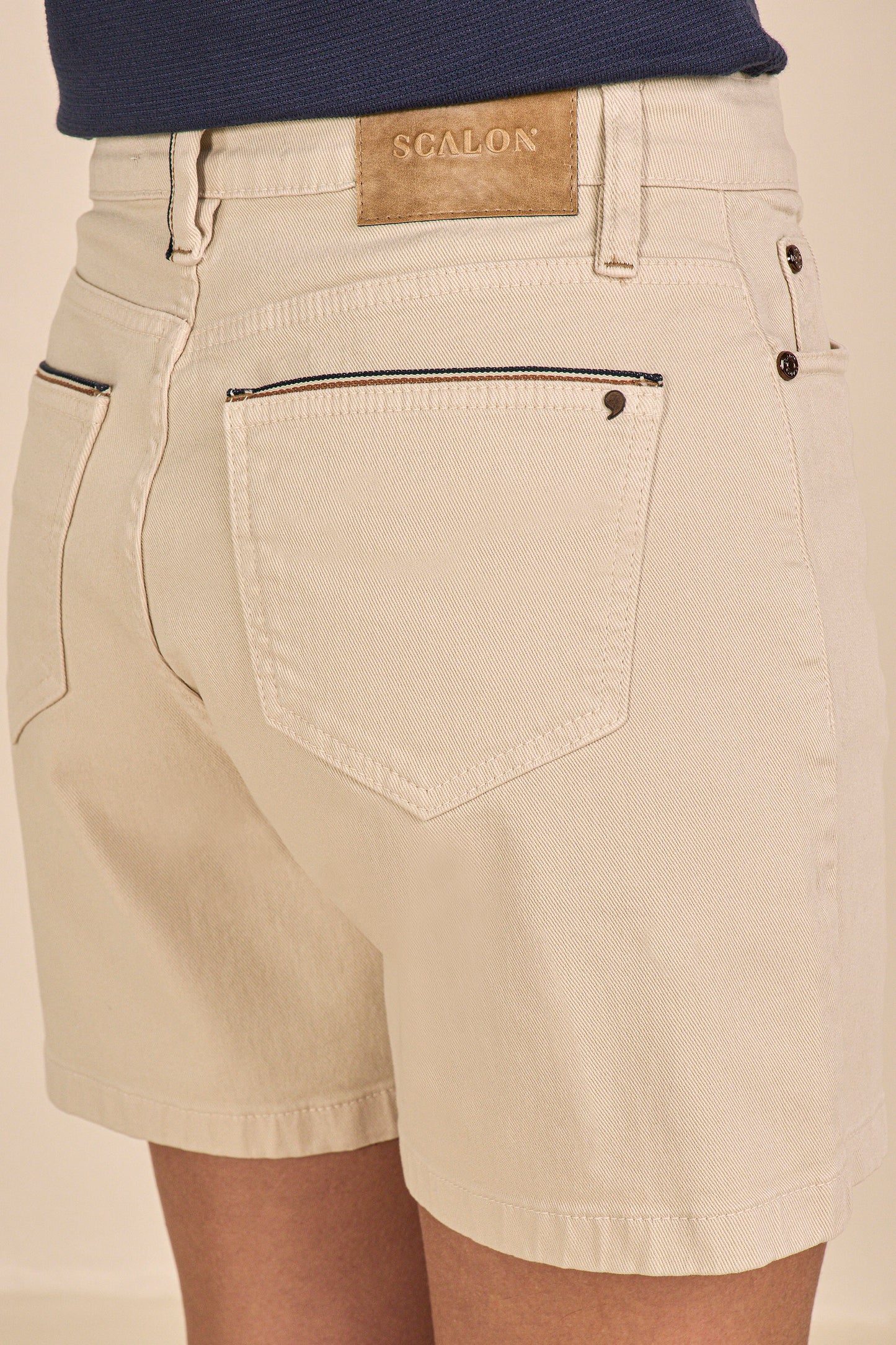 shorts sarja amplo cintura intermediária com friso