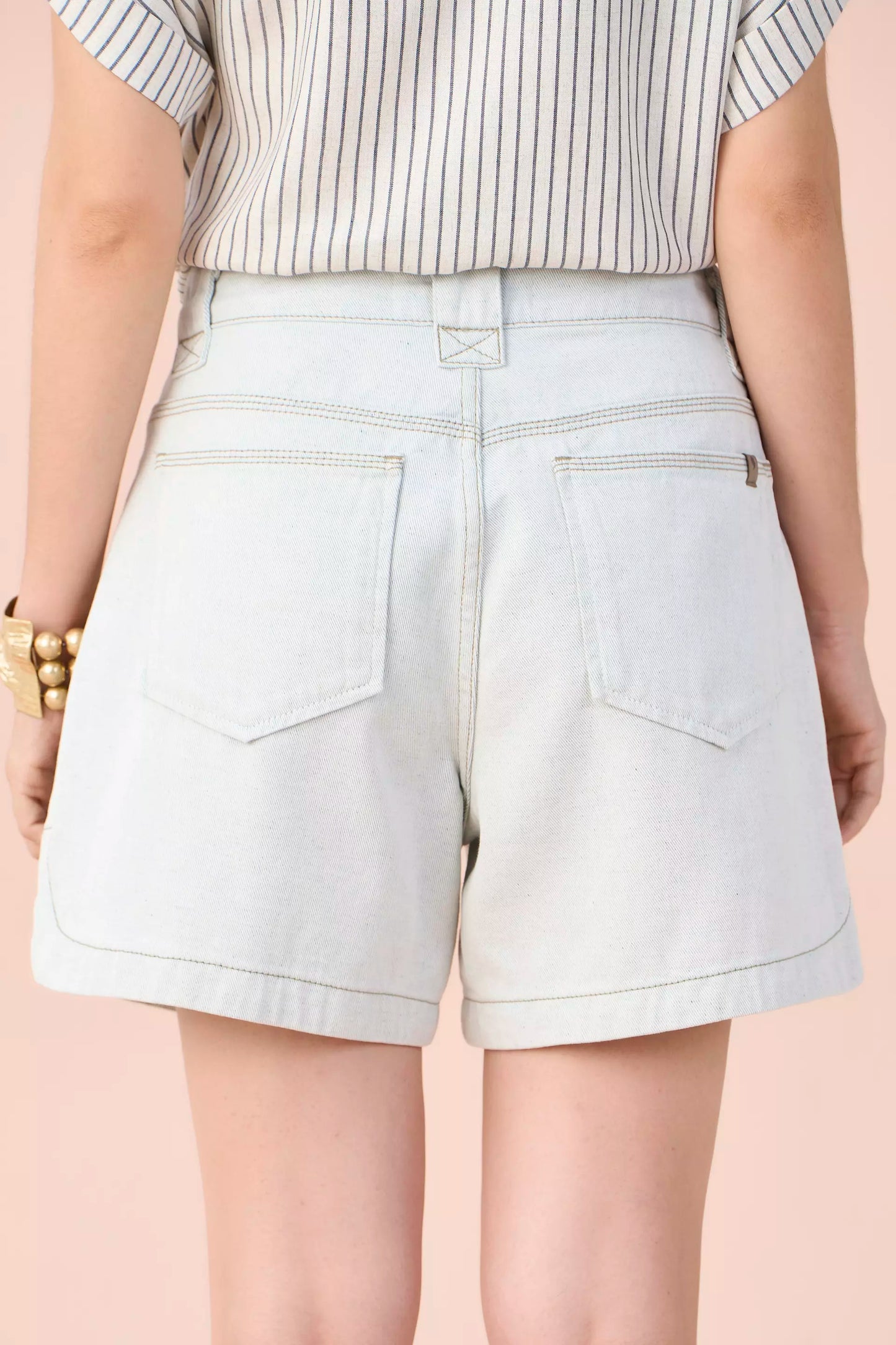 shorts sarja amplo cintura intermediária com pespontos