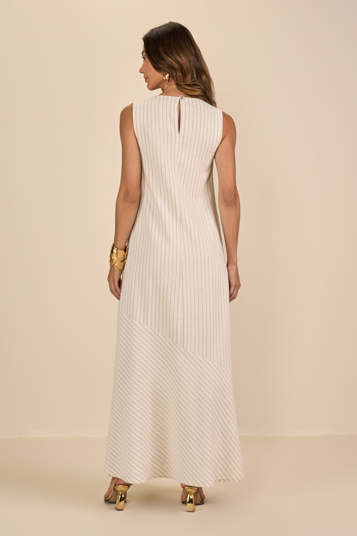 vestido viscose longuete com recorte e abertura