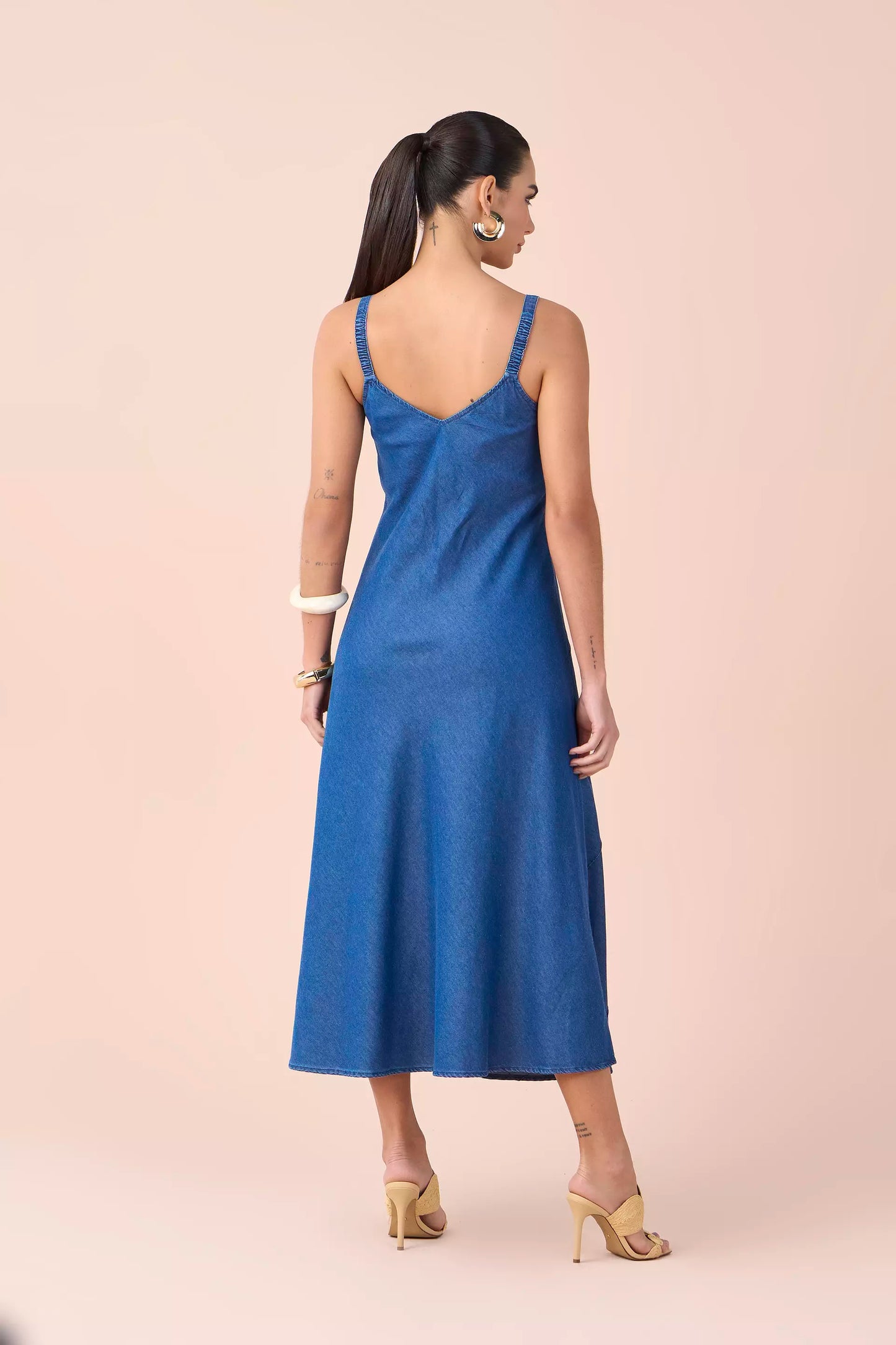 vestido jeans longuete evasê com nervuras
