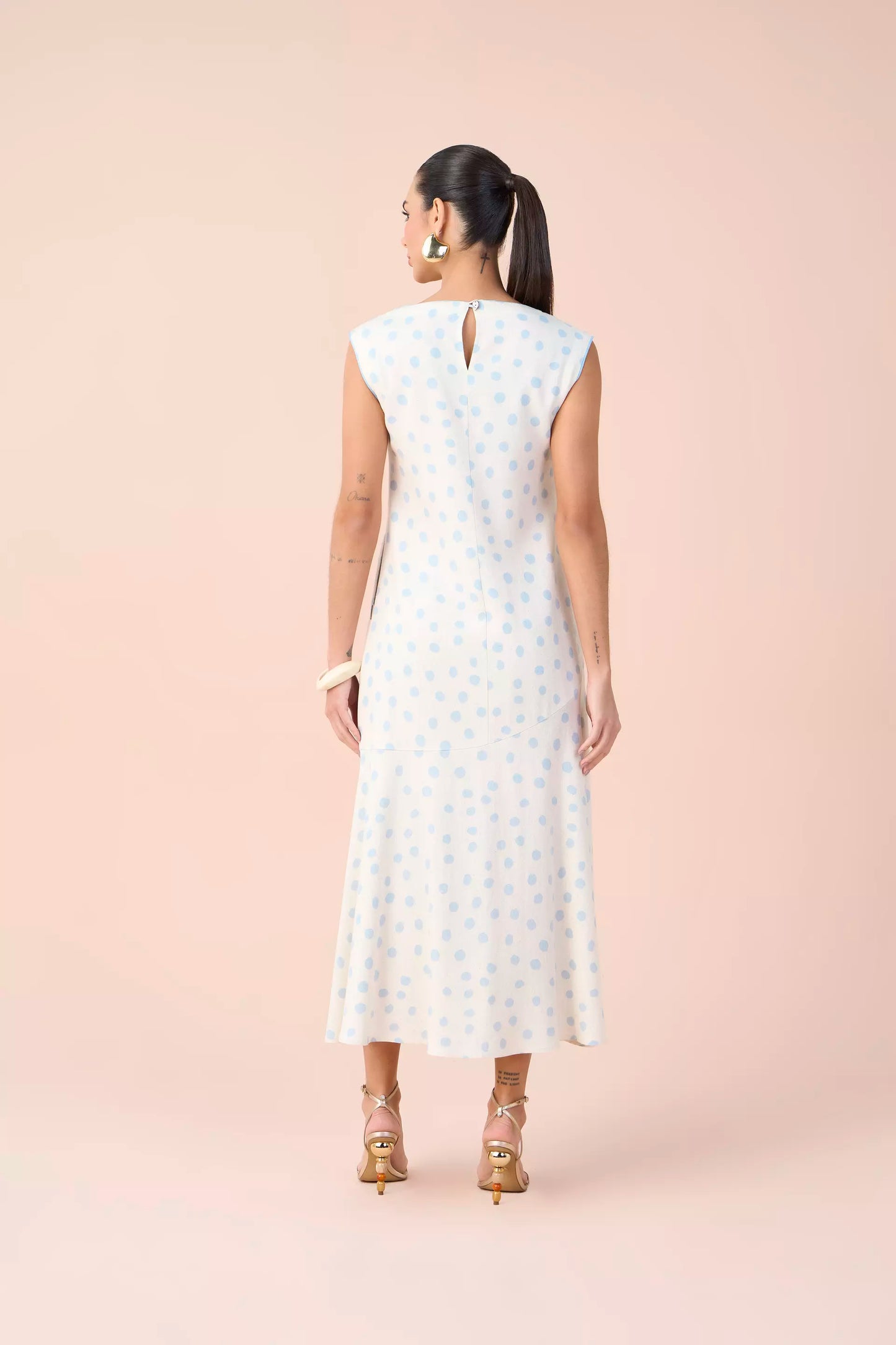 vestido viscose longuete com recorte assimétrico estampa poá�