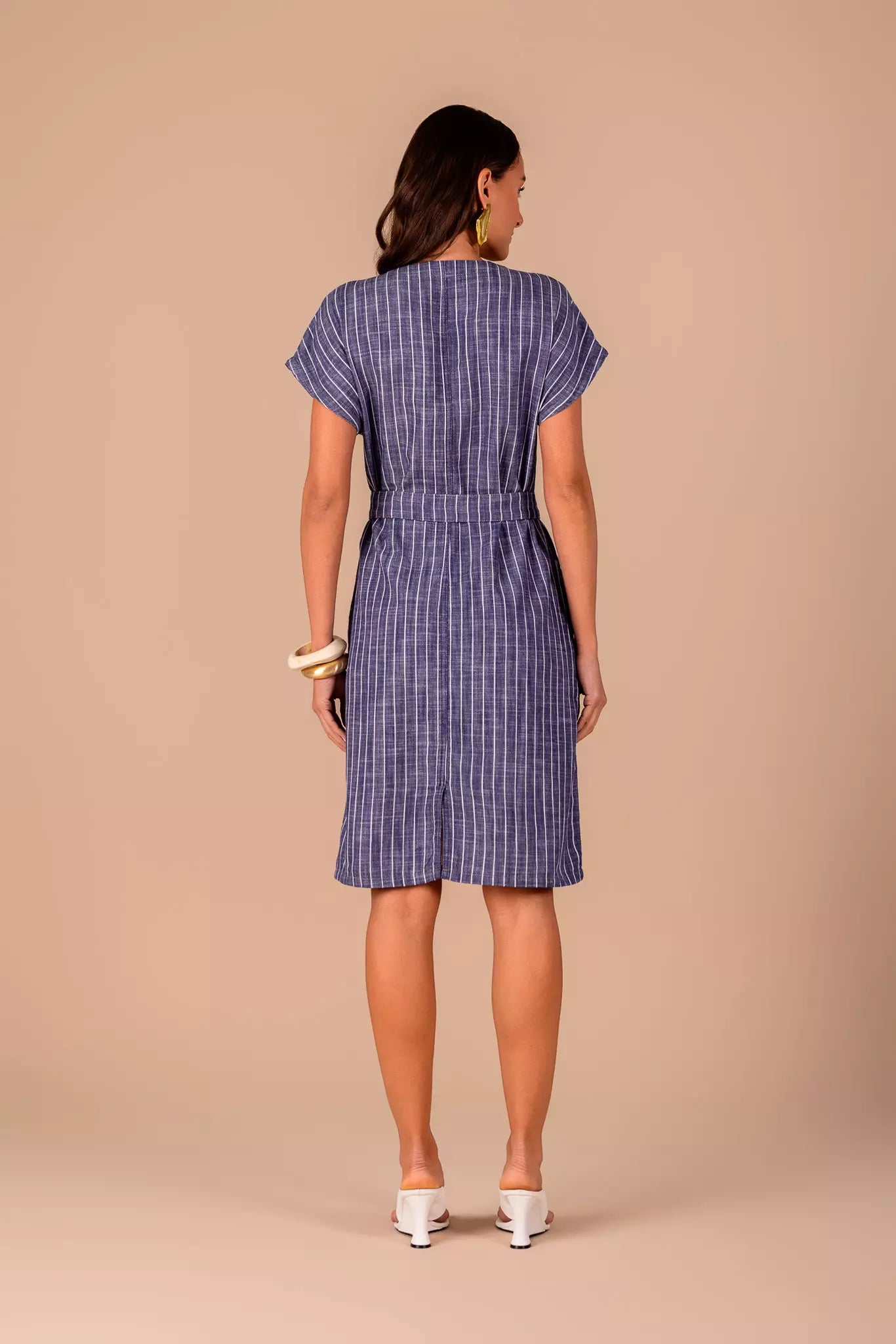 vestido algodão curto sem manga com cinto