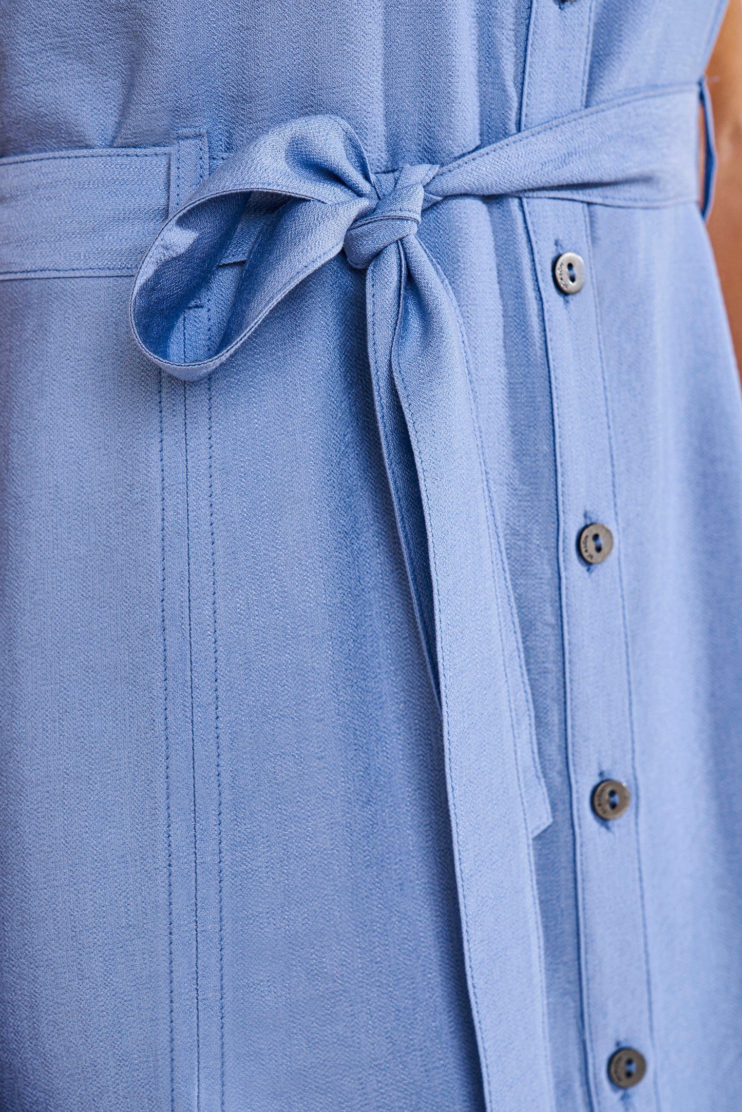 vestido viscose midi com recortes e detalhe amarração