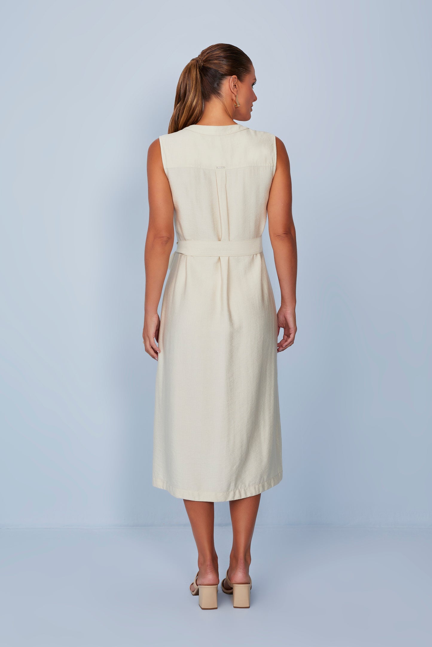 vestido viscose midi com bolsos sobrepostos