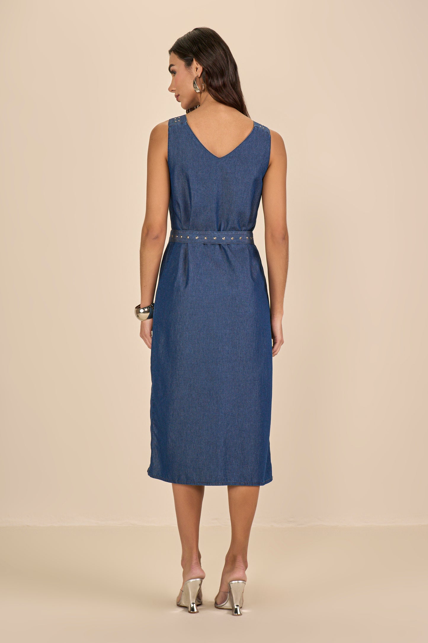 vestido jeans midi alça larga com tachas e faixa
