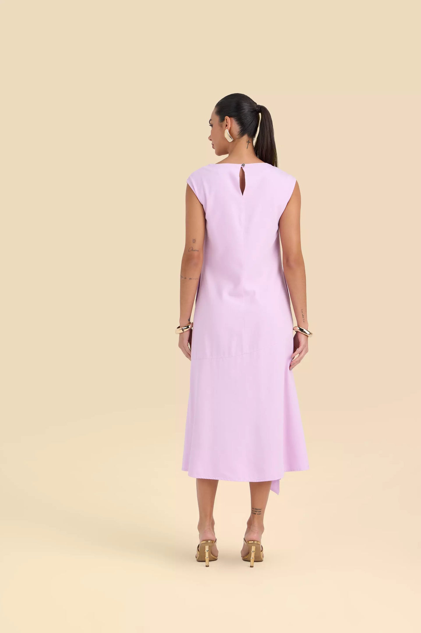 vestido sarja midi com recortes e abertura na barra