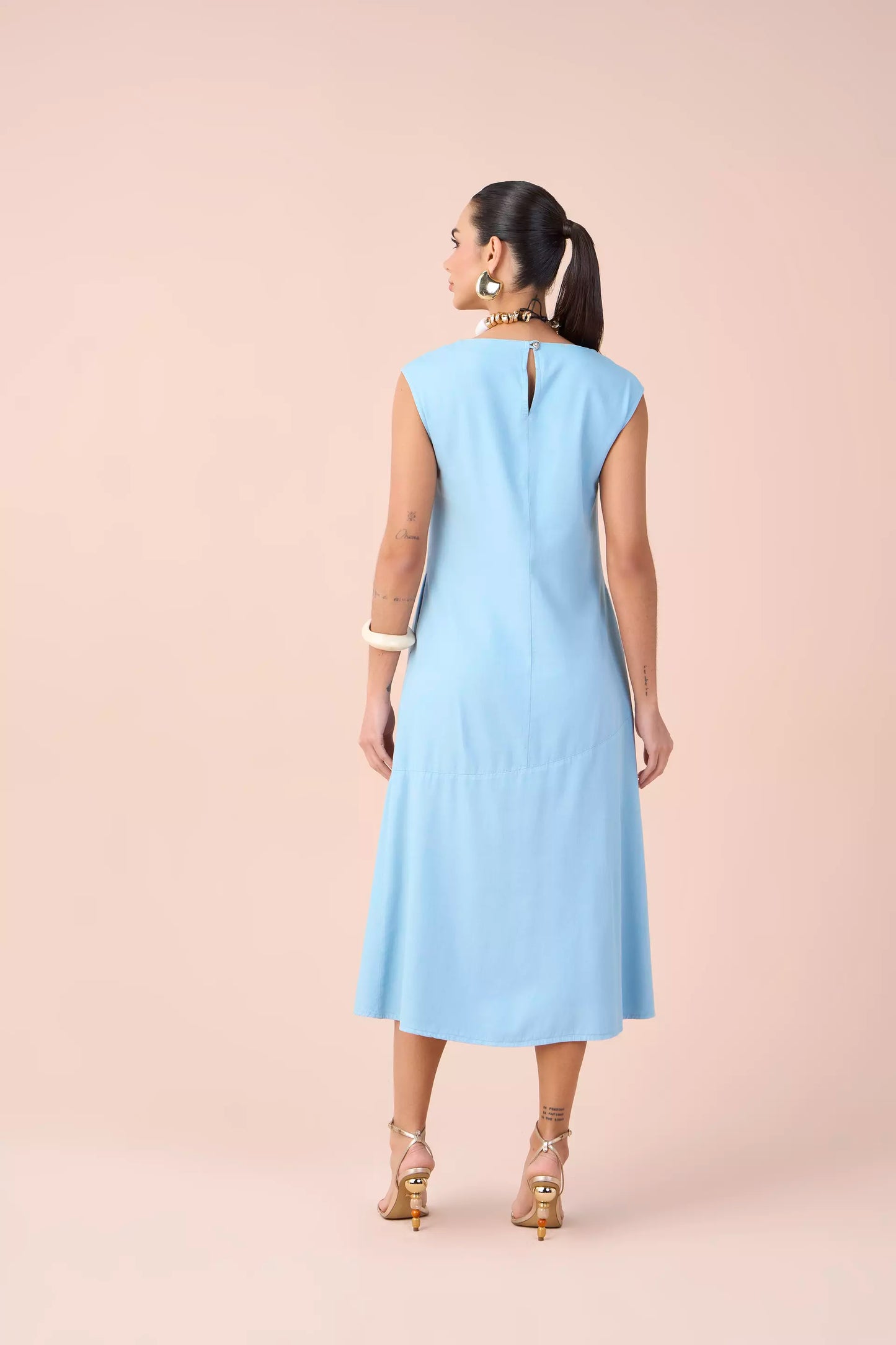 vestido sarja midi com recortes e abertura na barra