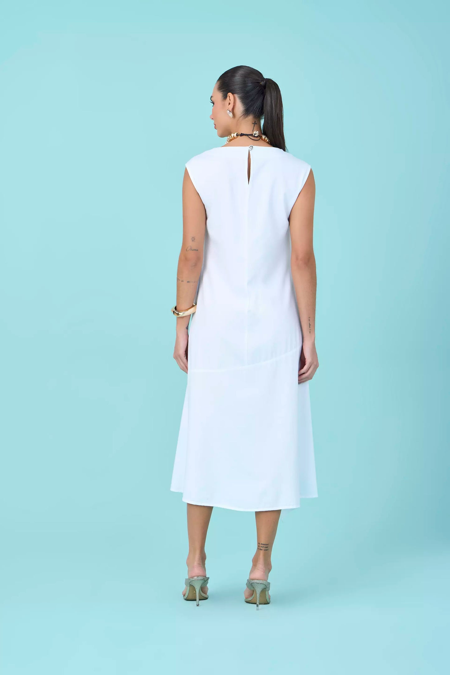 vestido sarja midi com recortes e abertura na barra