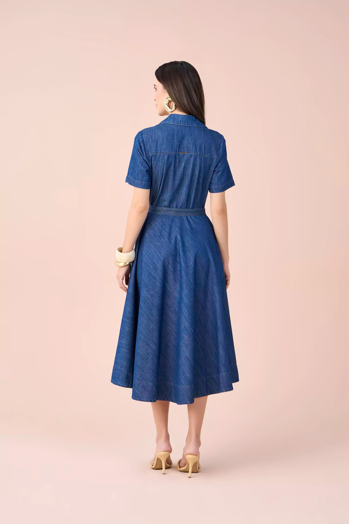 vestido jeans midi manga curta com cinto