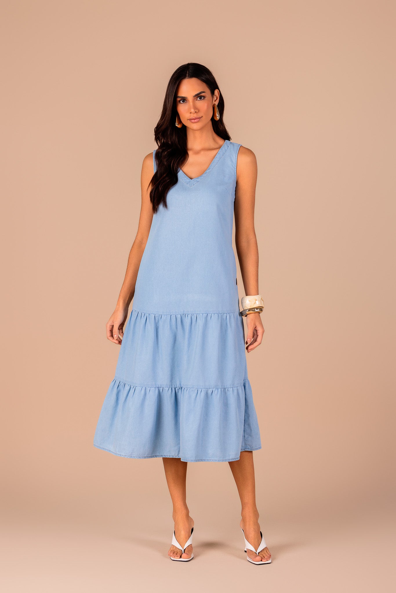 vestido jeans midi alça larga com recortes