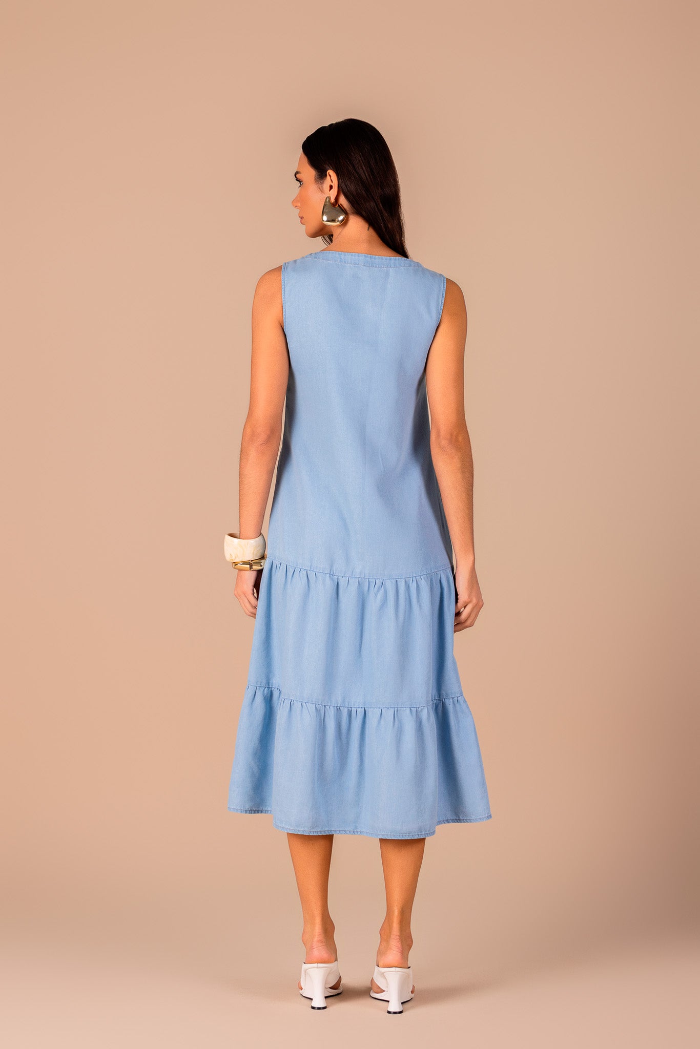 vestido jeans midi alça larga com recortes