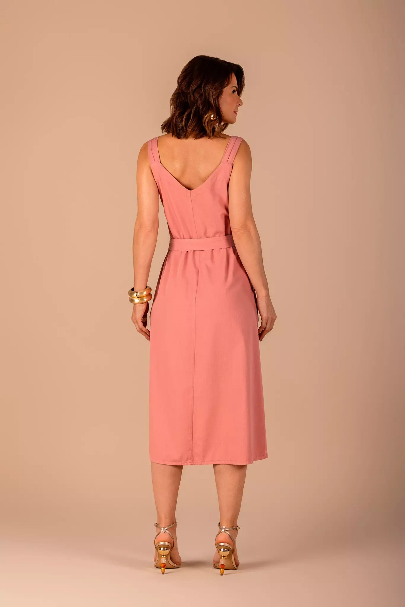 vestido sarja midialça com pregas e faixa