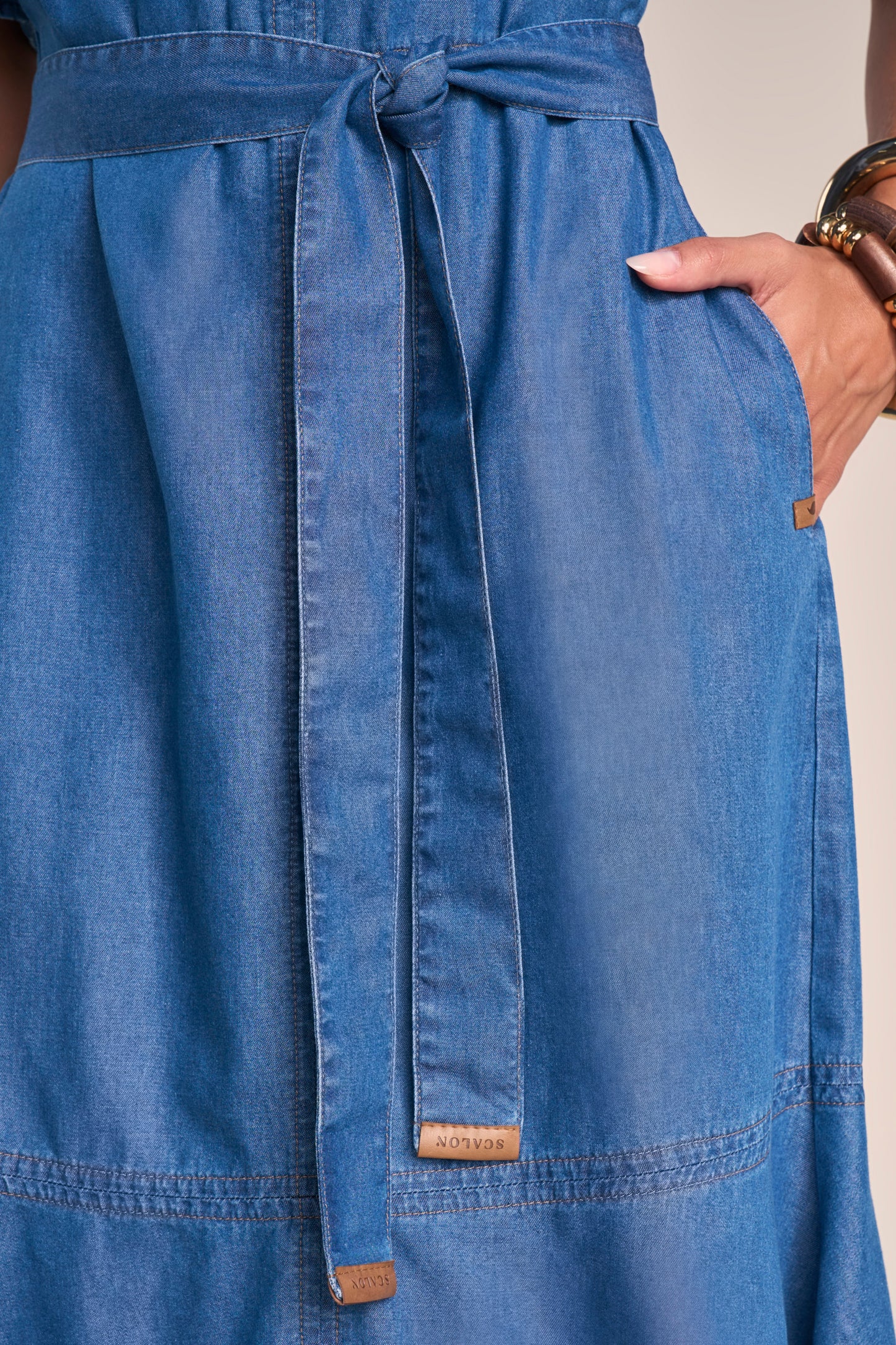 Vestido Jeans Midi Manga Curta com Recortes