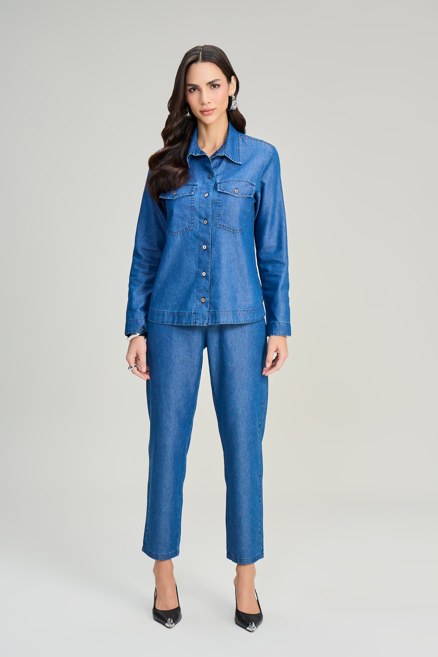 camisa jeans manga longa com tachas