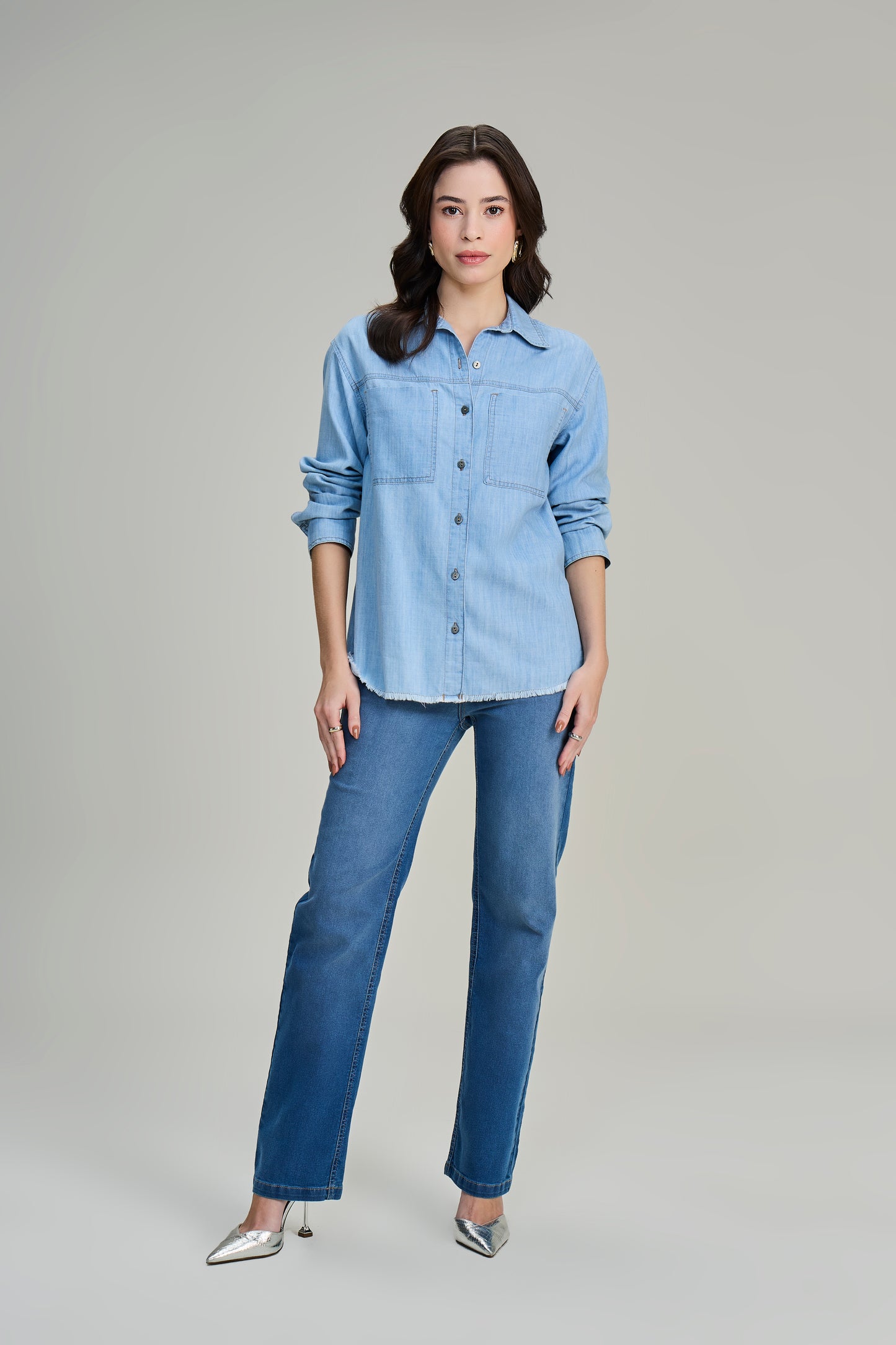 camisa jeans manga longa com bolsos sobrepostos