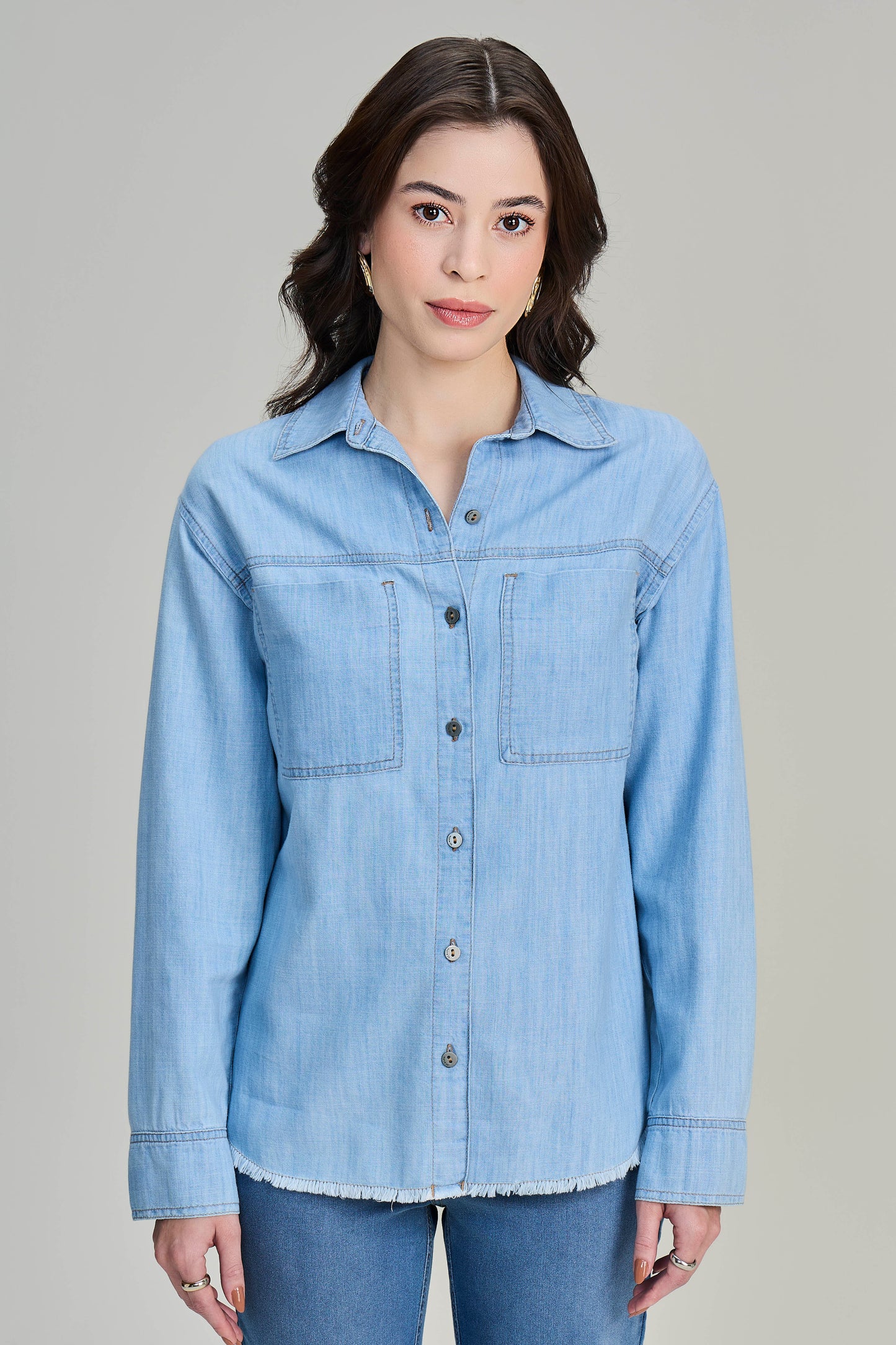 camisa jeans manga longa com bolsos sobrepostos