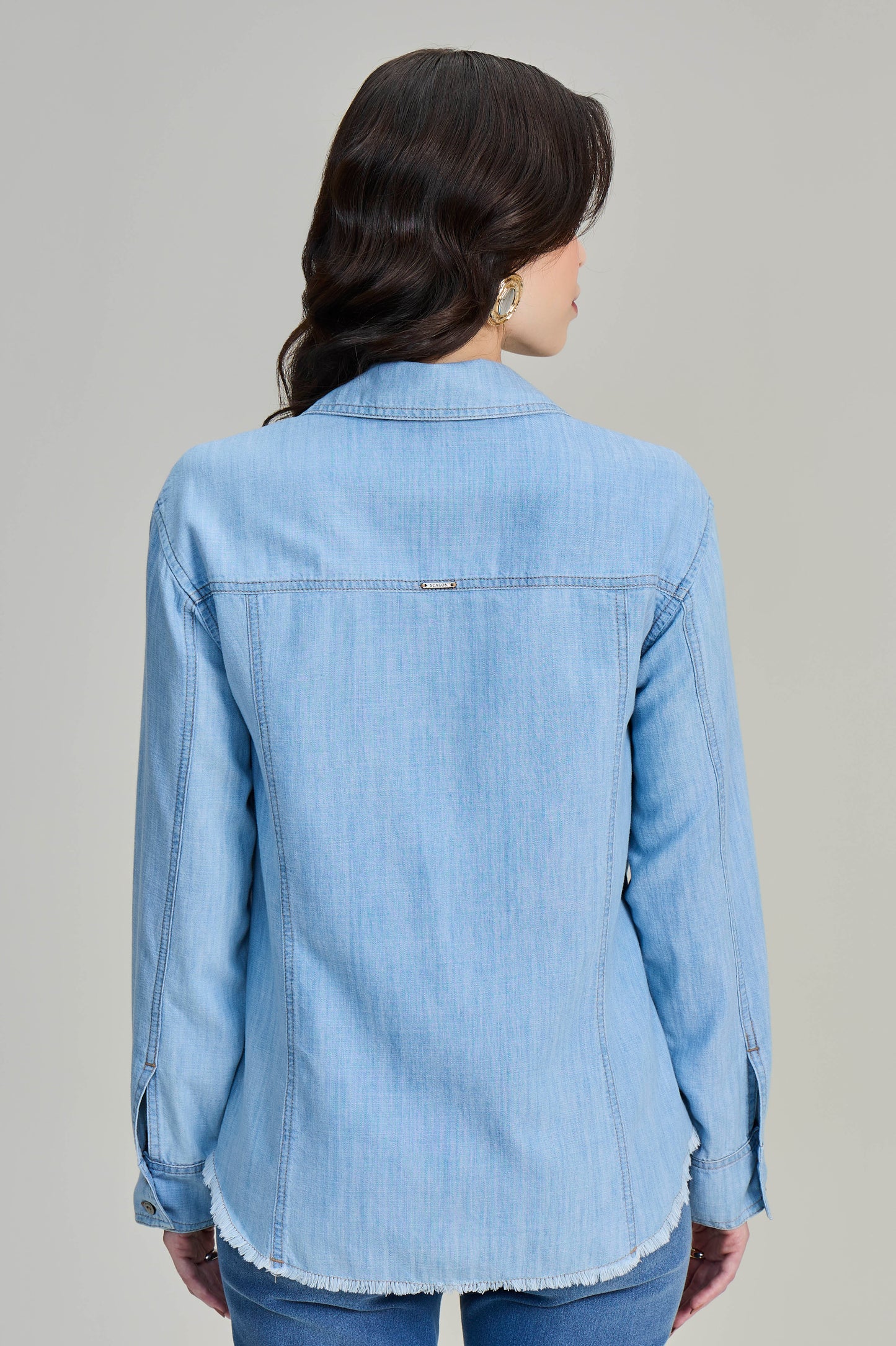 camisa jeans manga longa com bolsos sobrepostos