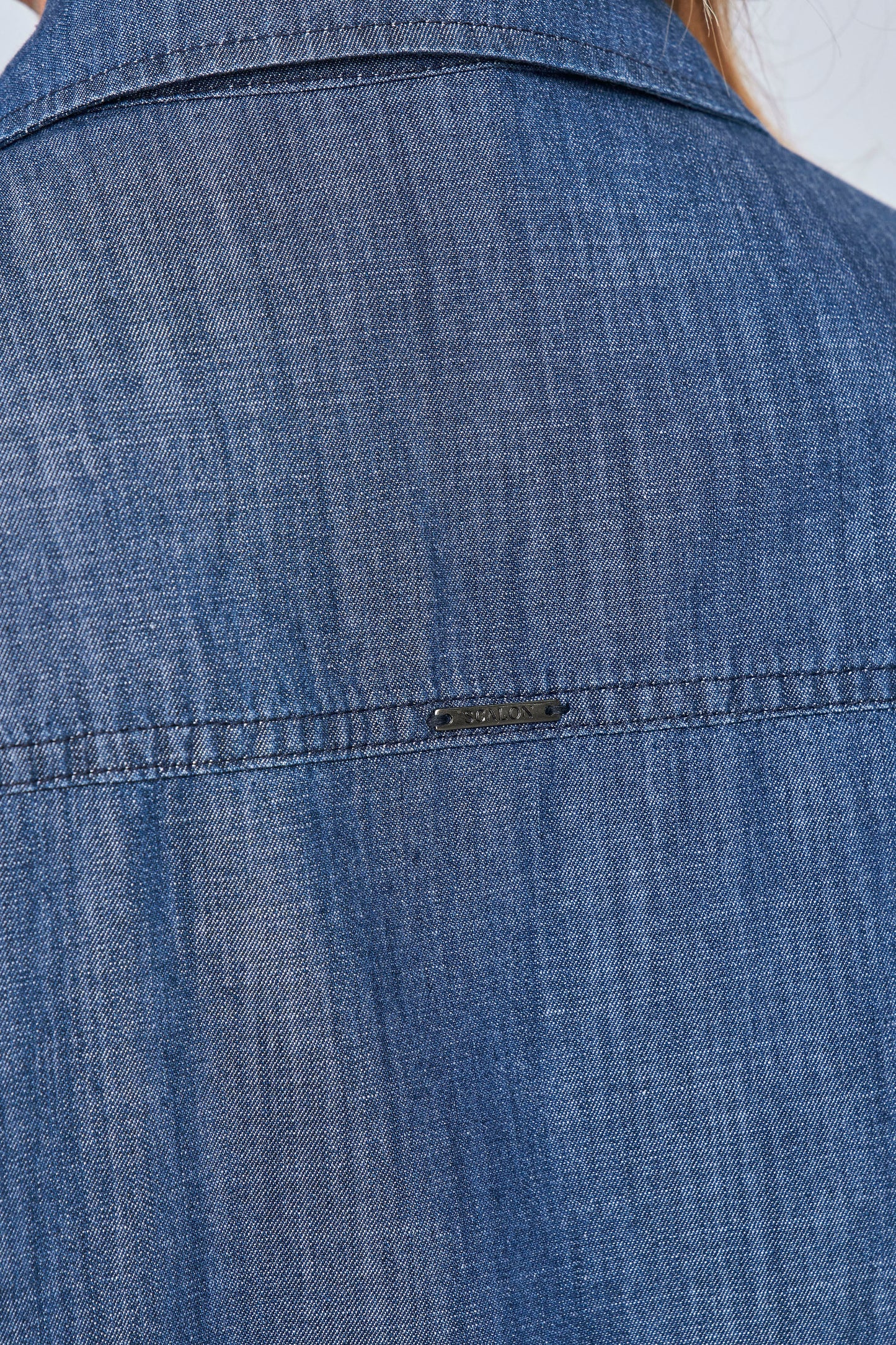 camisa jeans manga longa com recortes