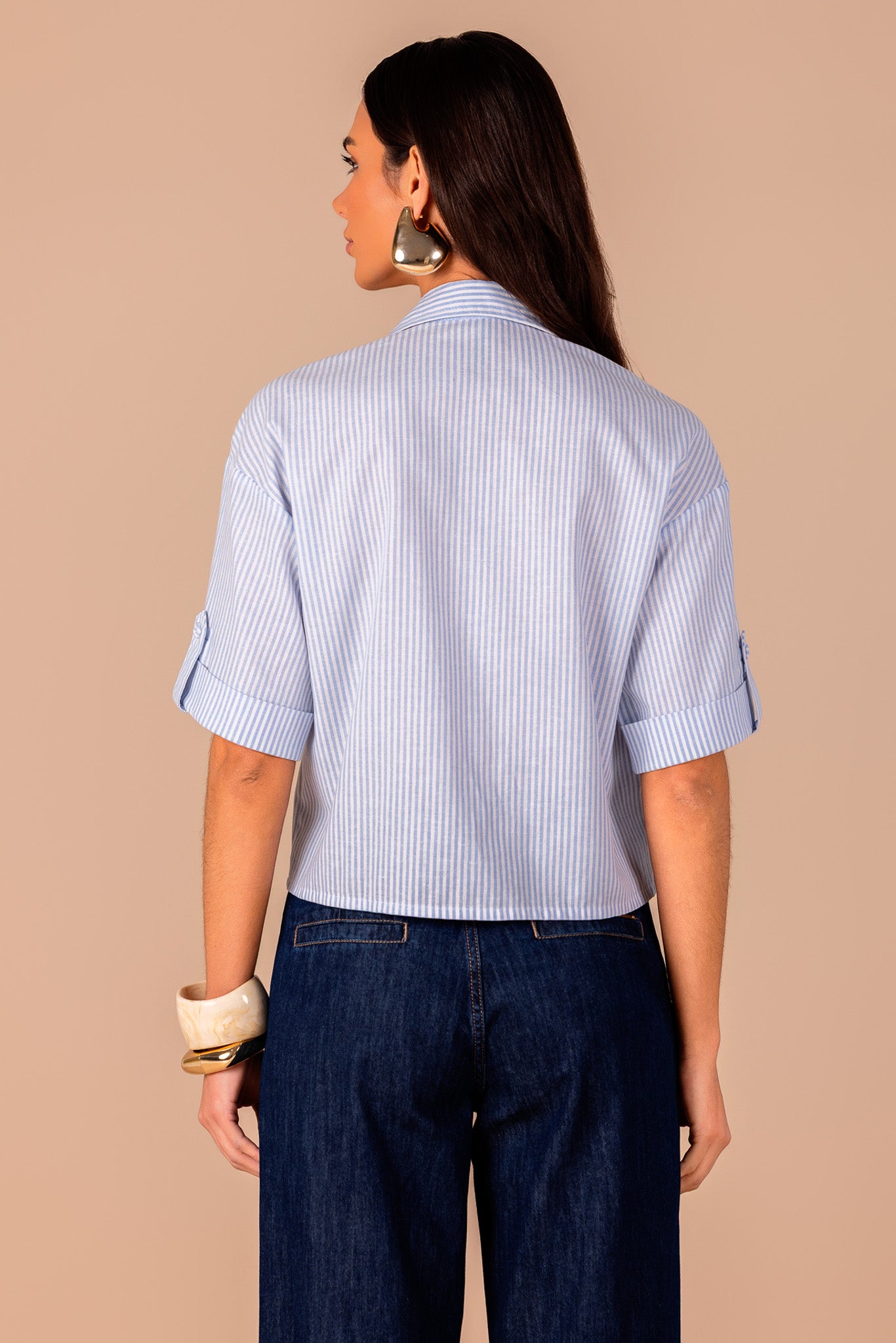 camisa algodão manga curta listrada com bolsos sobrepostos e martingale