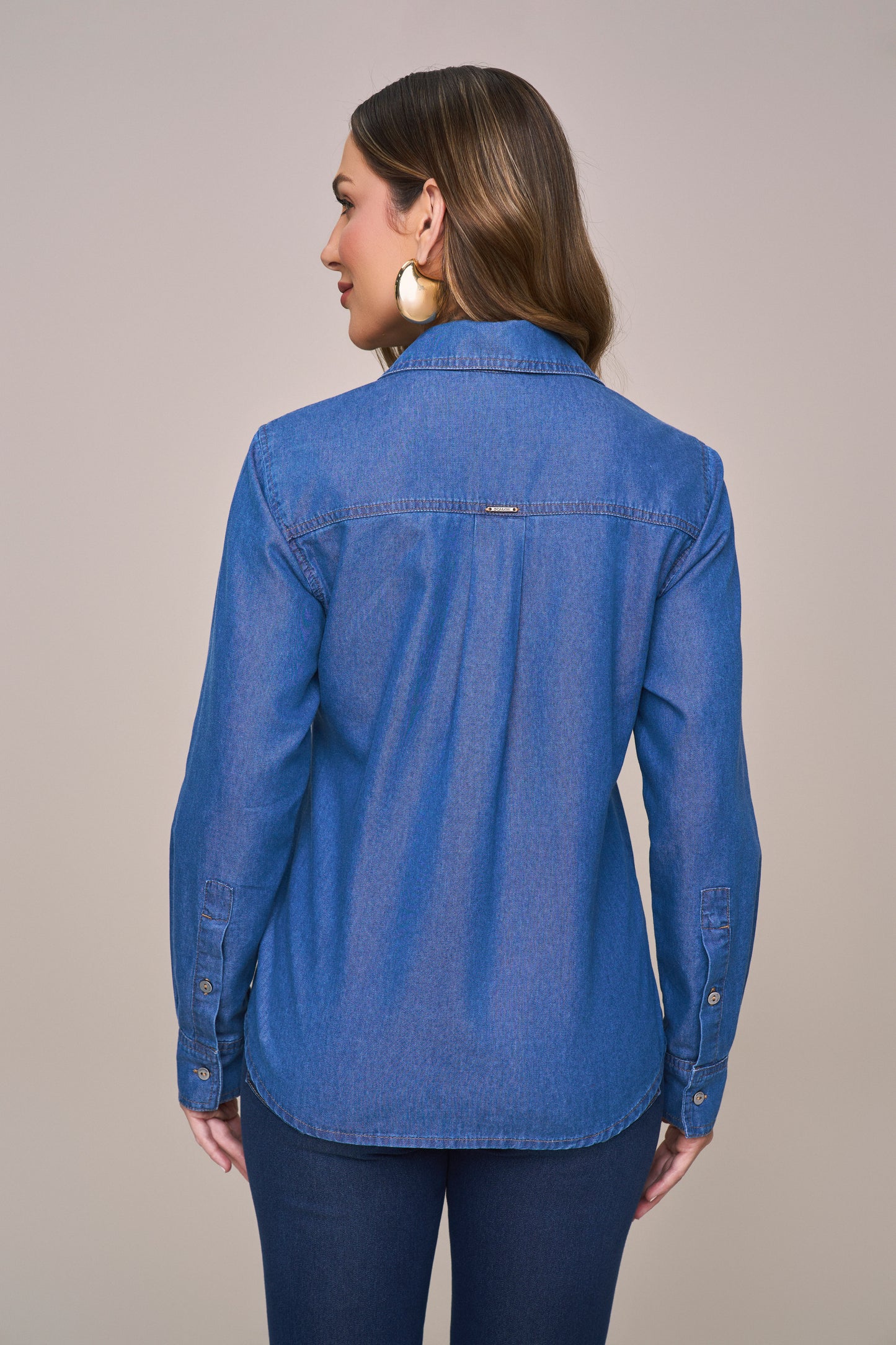 camisa jeans manga longa com bolsos sobrepostos