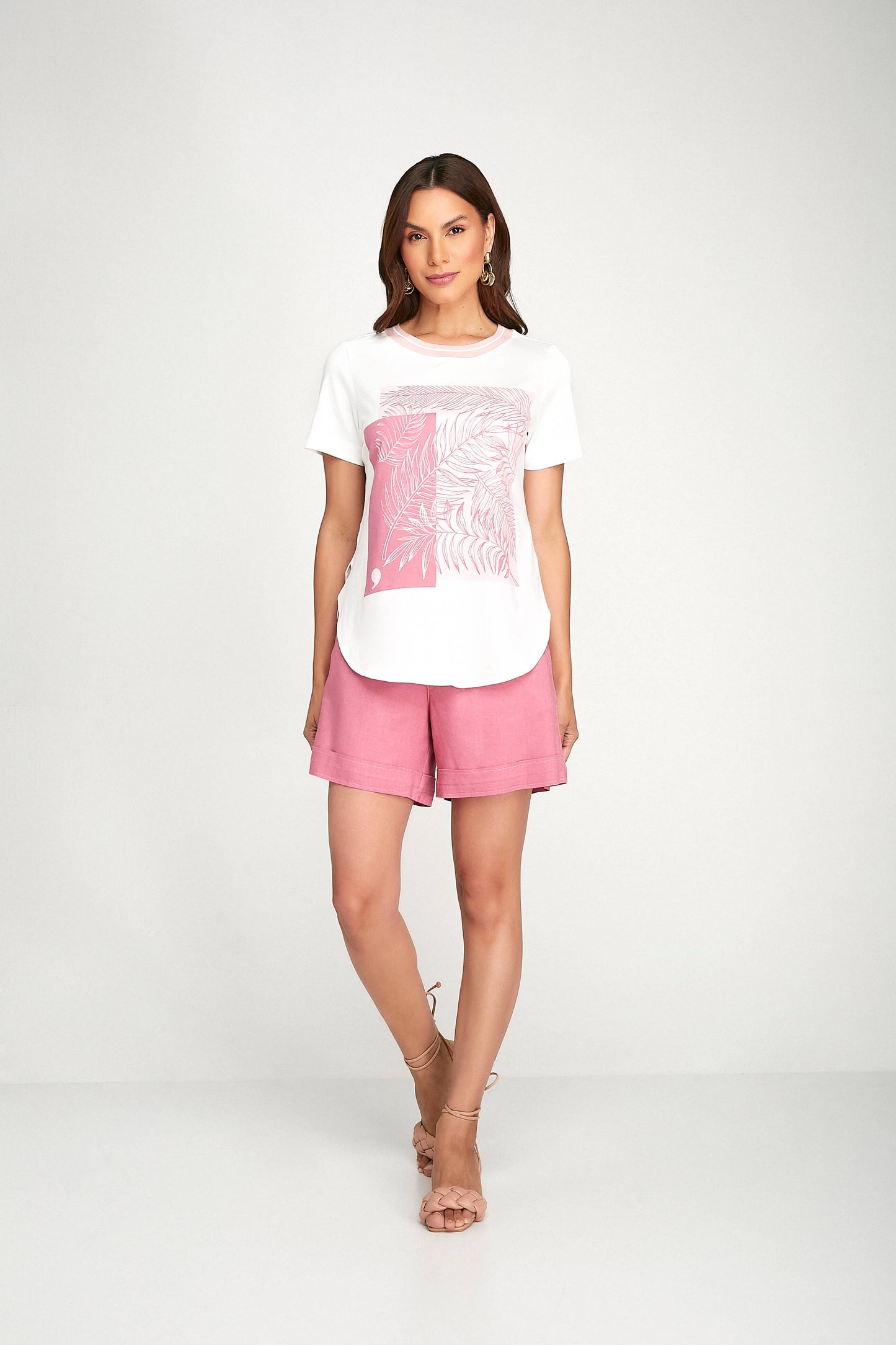 t-shirt malha manga curta com estampa folhagens