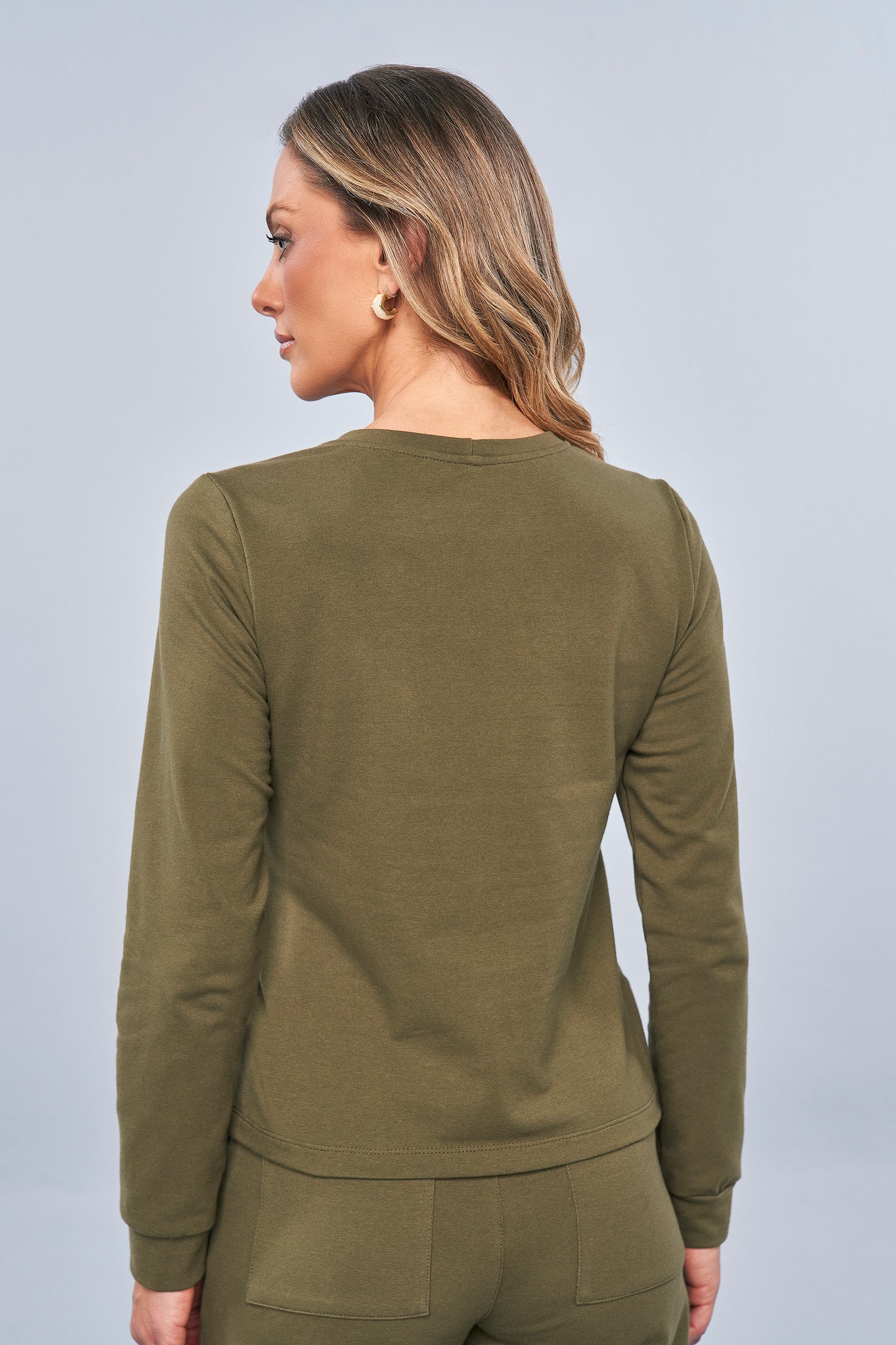 blusa moletom manga longa com bolsos diferenciados
