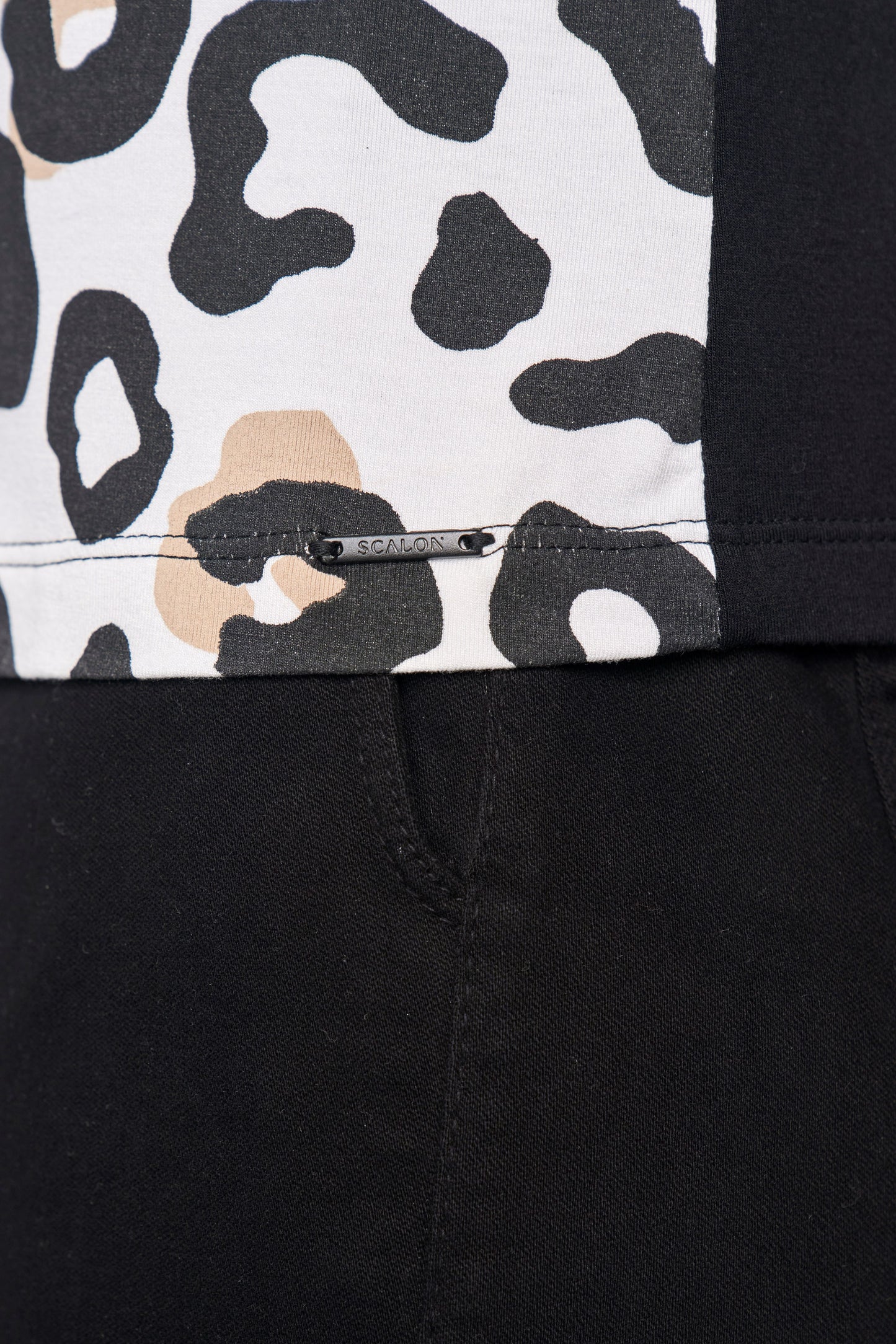 t-shirt malha manga curta estampada animal print preto