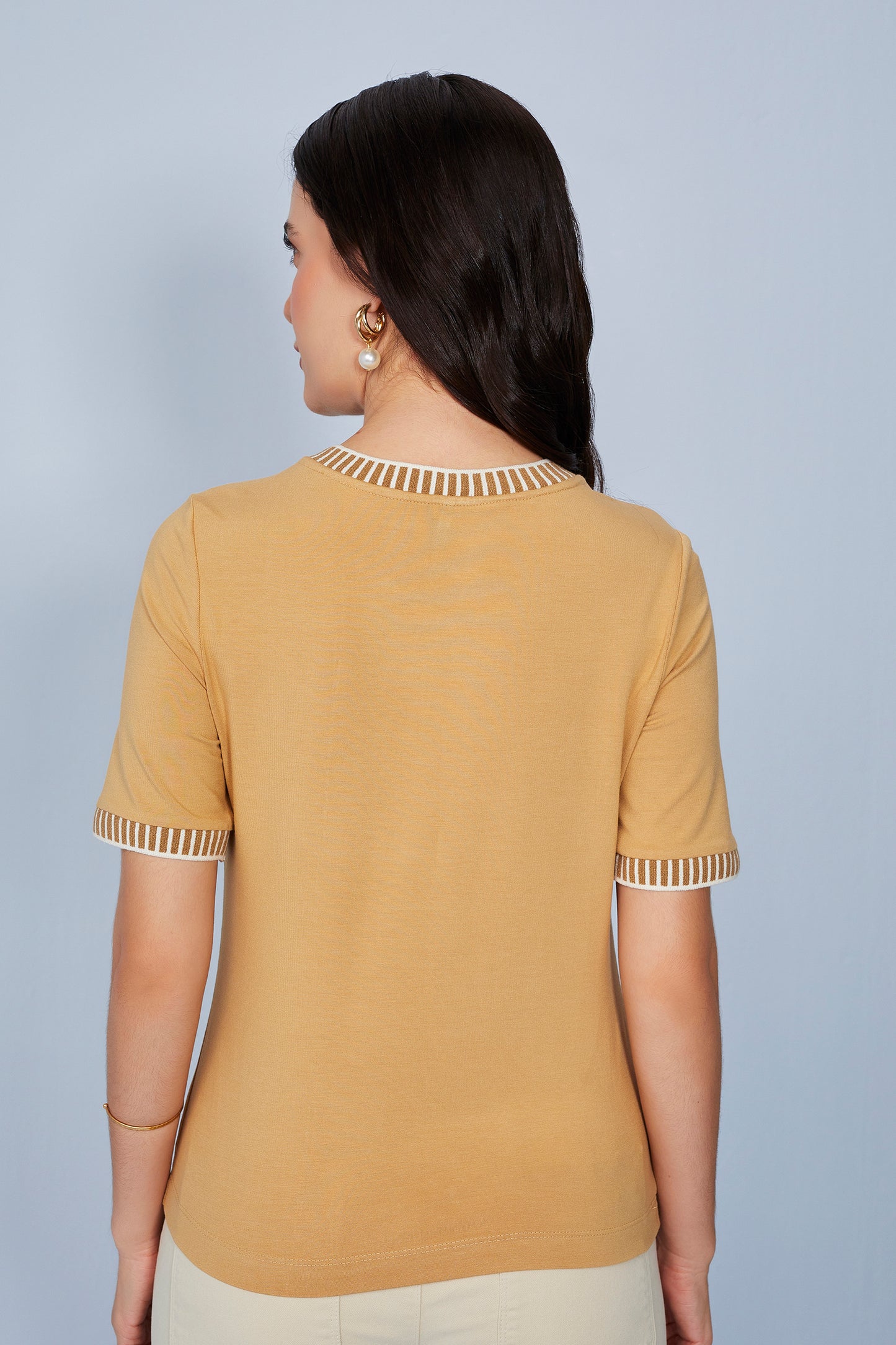 t-shirt malha manga curta estampa pesponto com tricot
