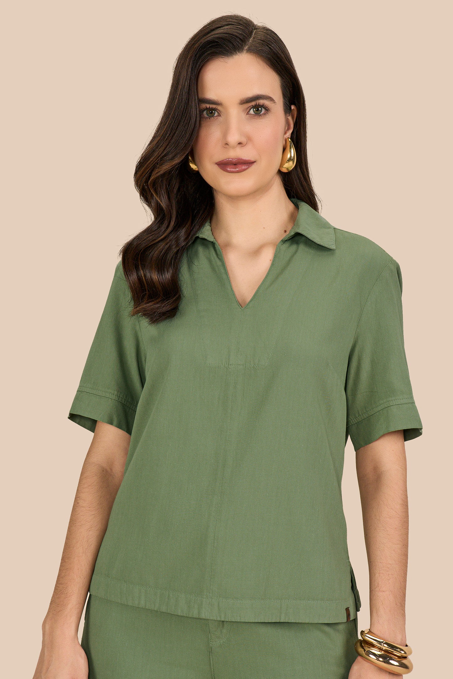 blusa sarja manga curta com detalhe decote