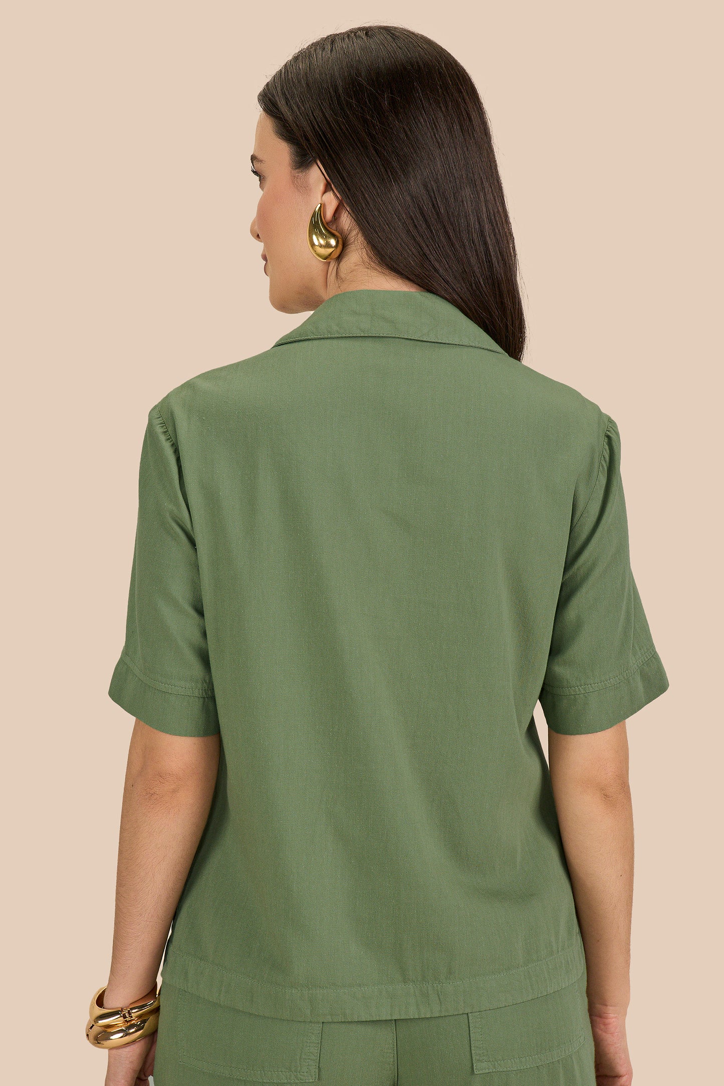 blusa sarja manga curta com detalhe decote
