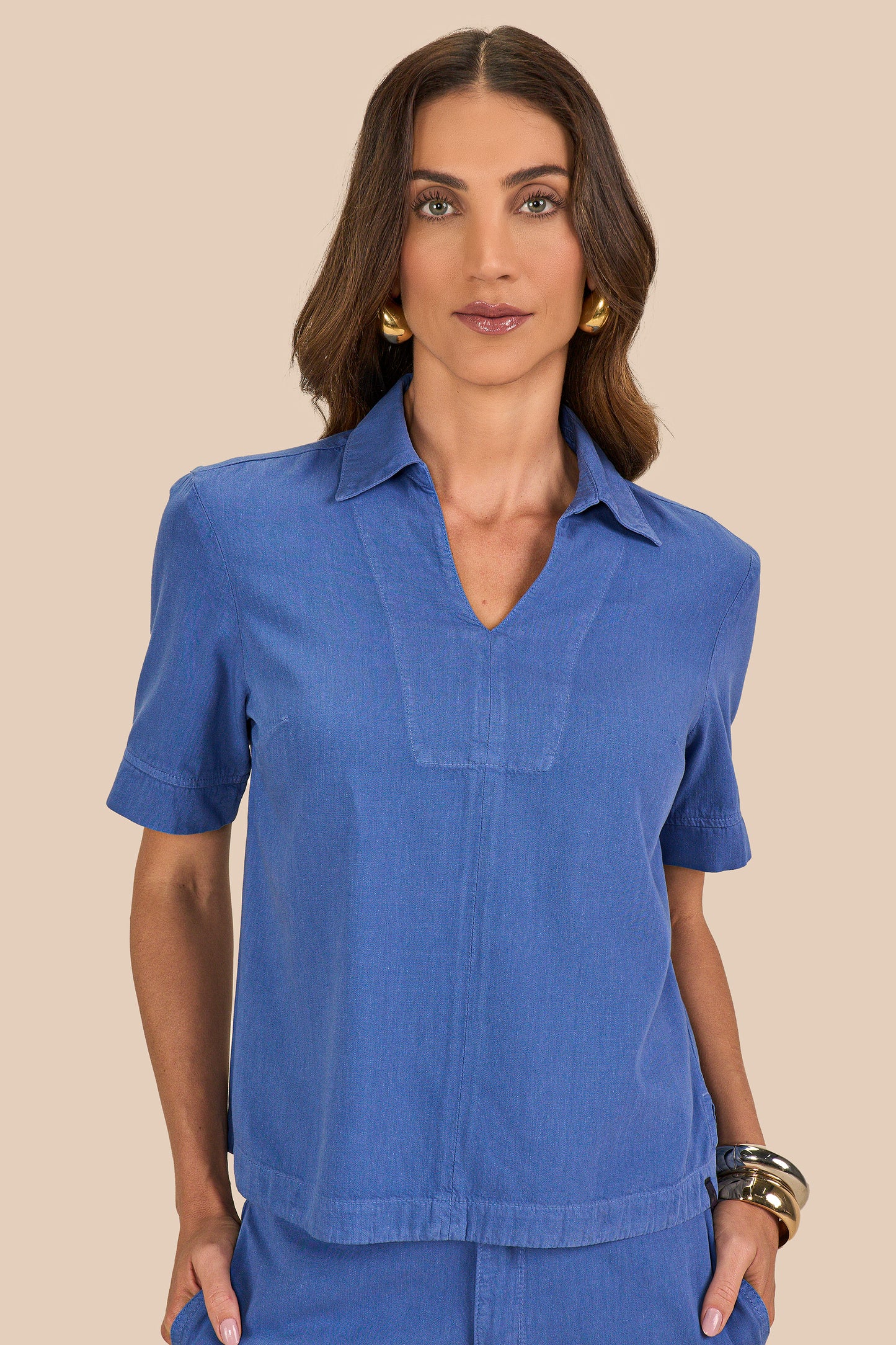 blusa sarja manga curta com detalhe decote