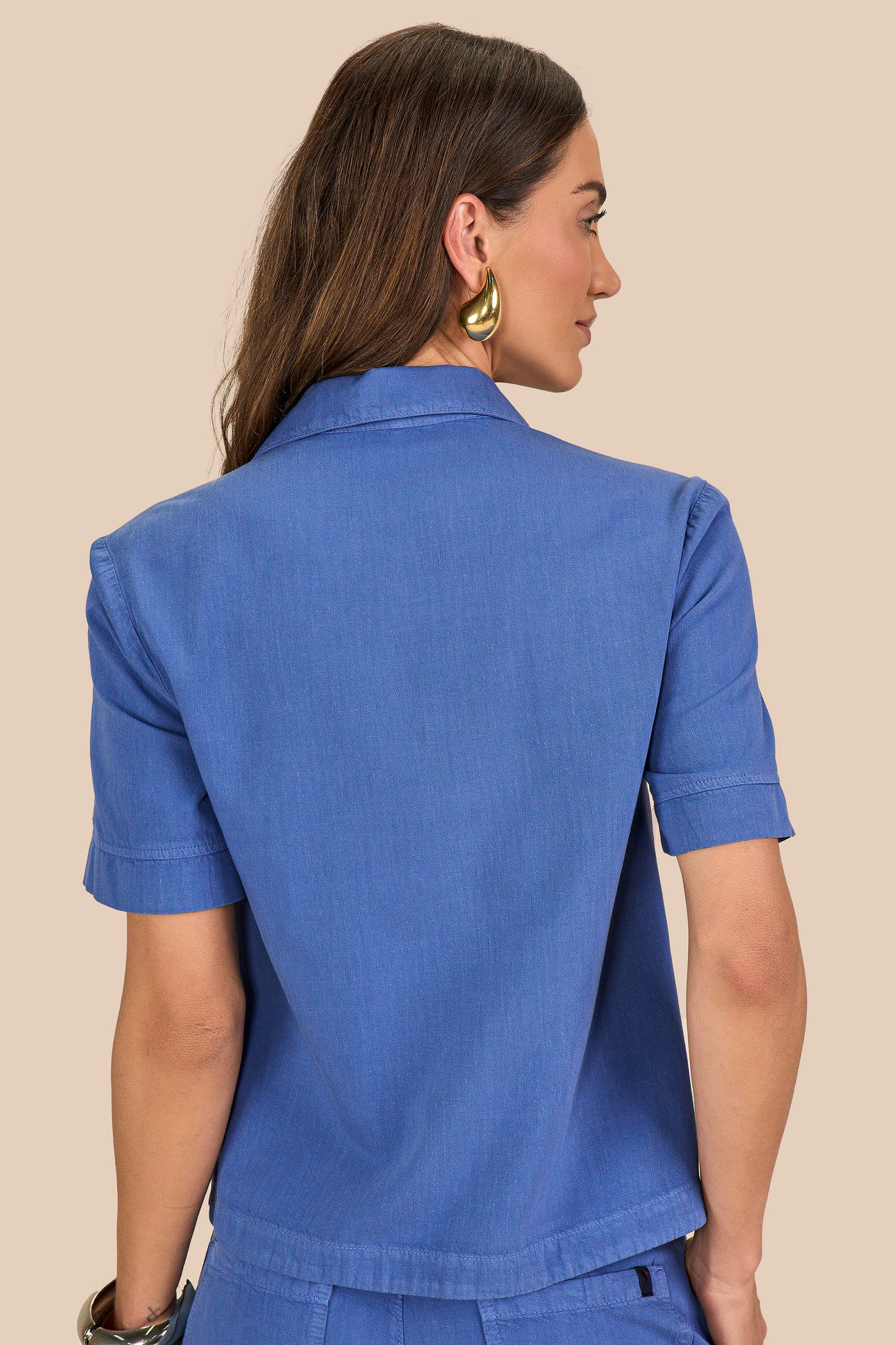 blusa sarja manga curta com detalhe decote
