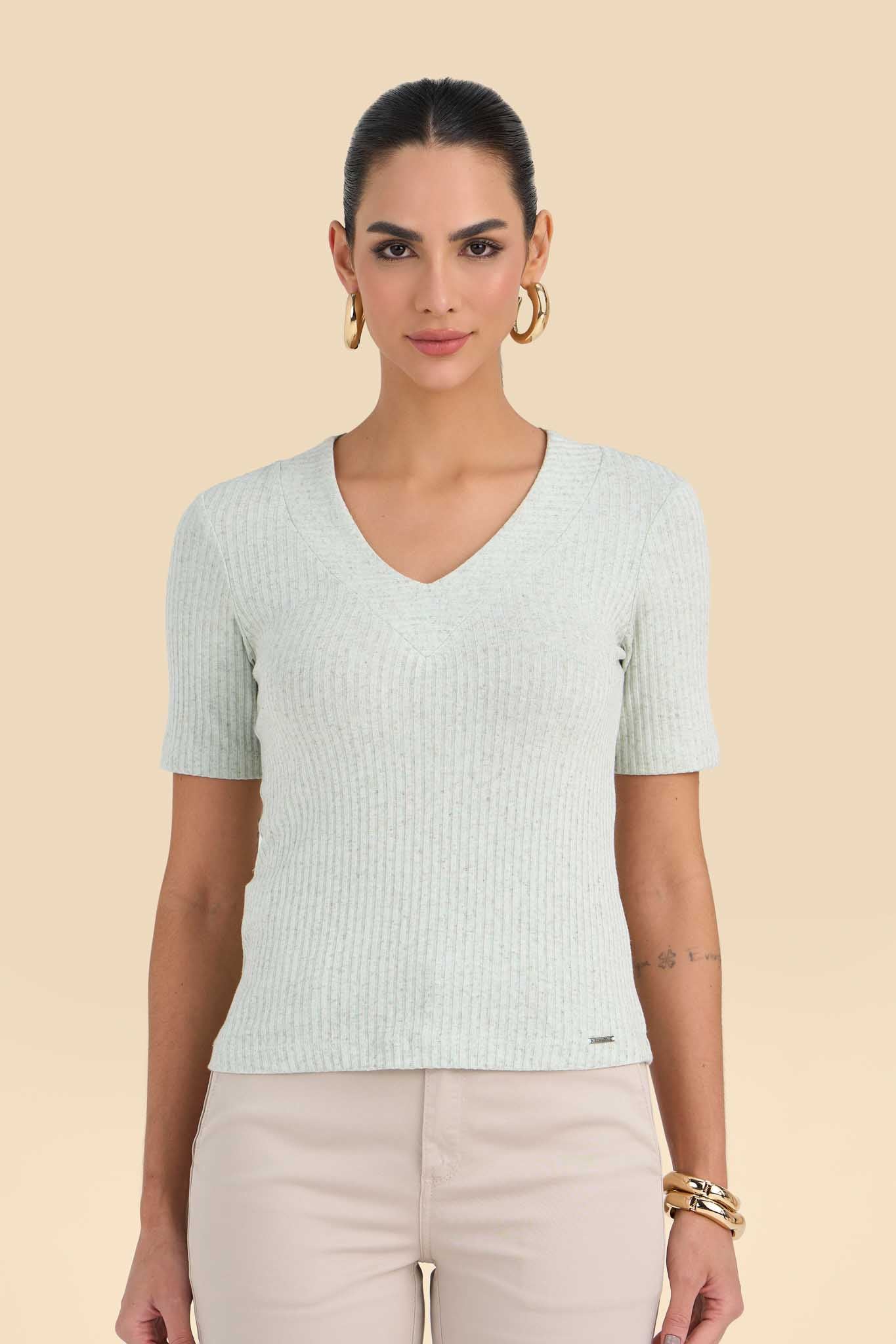 blusa malha canelada manga curta decote v